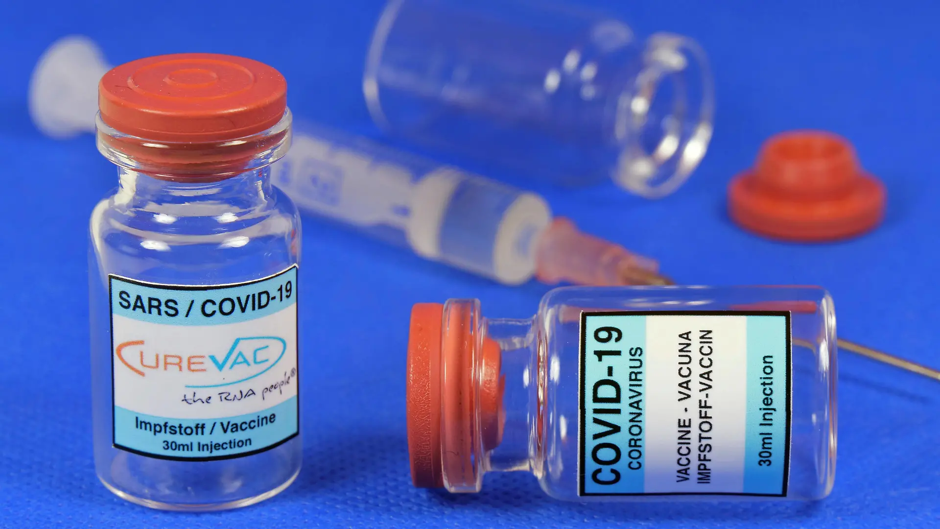 Symbolbild Coronaserum-Impfstoffdose mit Spritze Corona-Impfstoff *** Symbol image Coronaserum vaccine can with syringe Corona vaccine