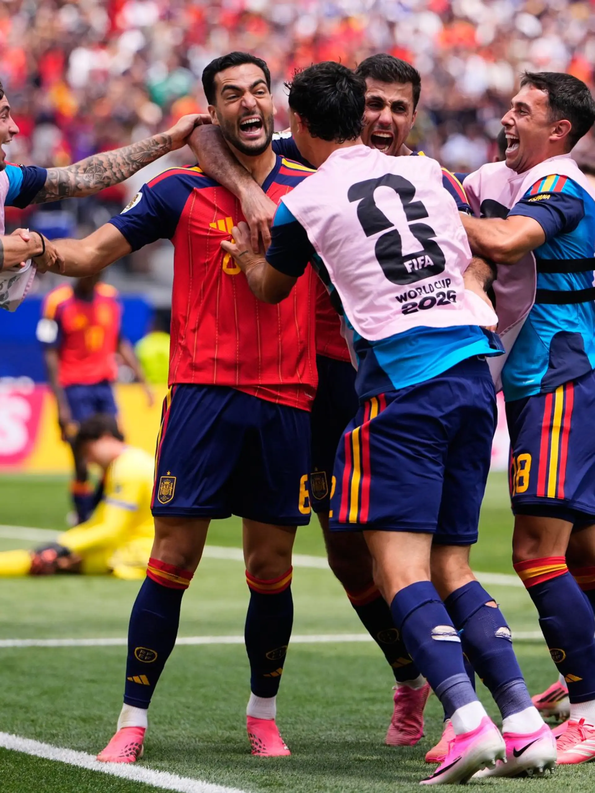 Bild zu: "Merino erlöst Spanien bei belgischem Torwart-Drama"