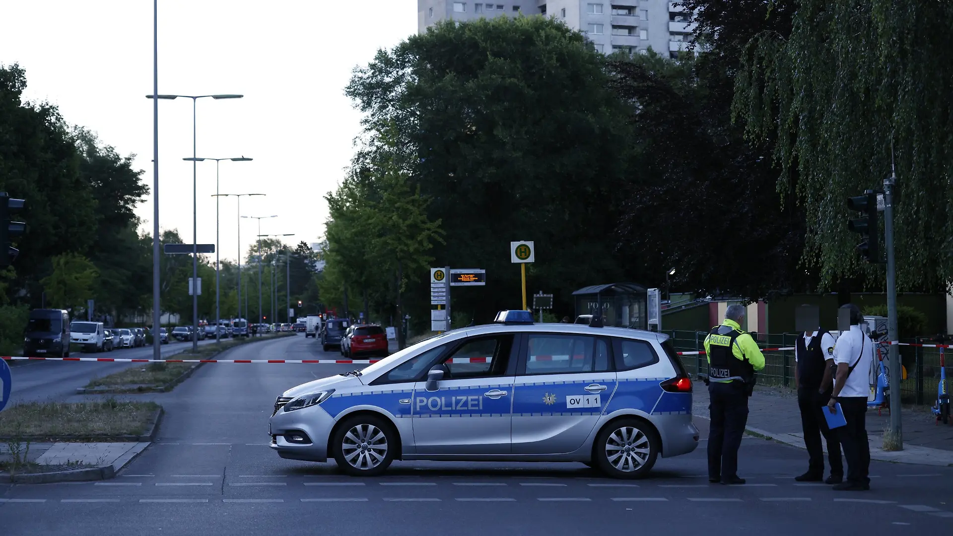 11.07.2026, Berlin: Die Polizei sperrt einige Zufahrtsstraße ab in der Nähe einer Geiselnahme in einem Supermarkt. Foto: Carsten Koall/dpa +++ dpa-Bildfunk +++