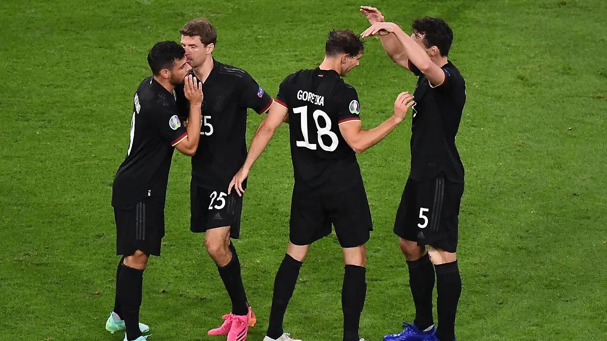 23.06.2021, xjhx, Fussball Europameisterschaft 2020 Gruppe F, Deutschland - Ungarn emspor, v.l. Kevin Volland Deutsche Fussball Nationalmannschaft DFB Leon Goretzka Deutsche Fussball Nationalmannschaft DFB Thomas Mueller Müller Deutsche Fussball Nationalmannschaft DFB Mats Hummels Deutsche Fussball Nationalmannschaft DFB Jubel Freude über den Sieg Muenchen *** 23 06 2021, xjhx, european football championship 2020 group F, germany hungary emspor, v l Kevin Volland German national football team DFB Leon Goretzka German national football team DFB Thomas Mueller Müller German national football team DFB Mats Hummels German national football team DFB jubilation joy over victory Muenchen 
