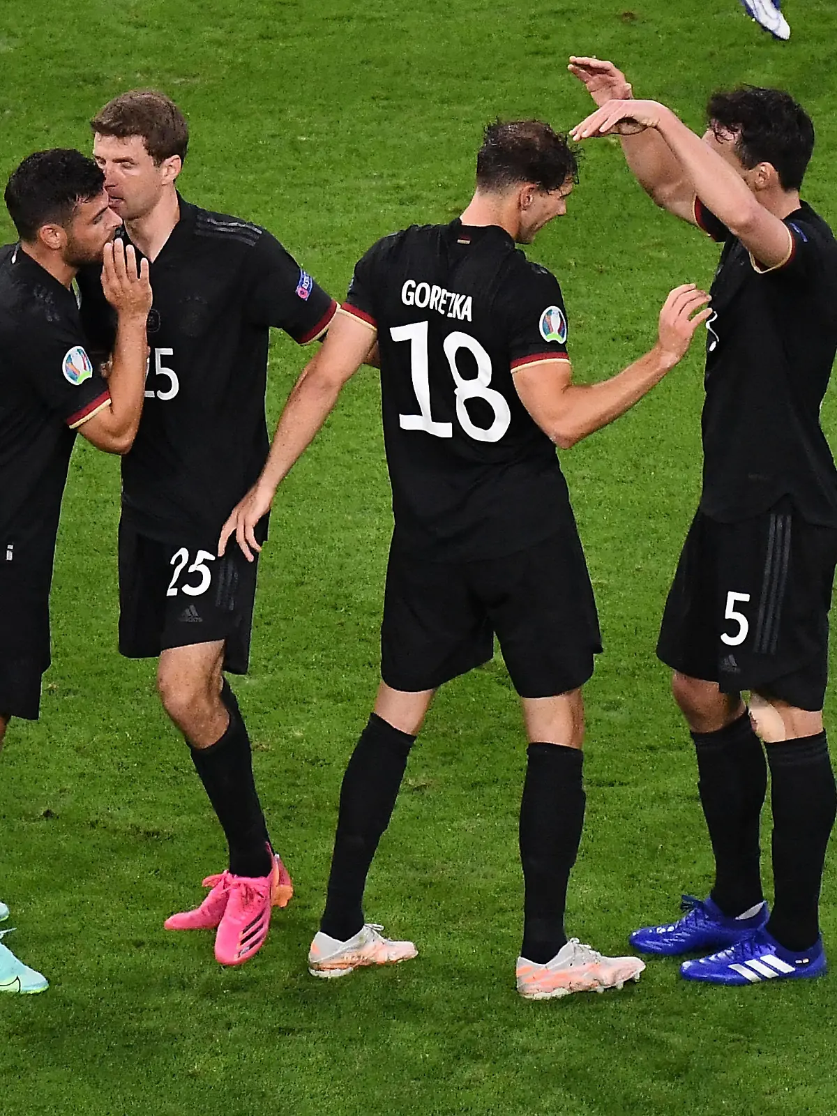 23.06.2021, xjhx, Fussball Europameisterschaft 2020 Gruppe F, Deutschland - Ungarn emspor, v.l. Kevin Volland Deutsche Fussball Nationalmannschaft DFB Leon Goretzka Deutsche Fussball Nationalmannschaft DFB Thomas Mueller Müller Deutsche Fussball Nationalmannschaft DFB Mats Hummels Deutsche Fussball Nationalmannschaft DFB Jubel Freude über den Sieg Muenchen *** 23 06 2021, xjhx, european football championship 2020 group F, germany hungary emspor, v l Kevin Volland German national football team DFB Leon Goretzka German national football team DFB Thomas Mueller Müller German national football team DFB Mats Hummels German national football team DFB jubilation joy over victory Muenchen 
