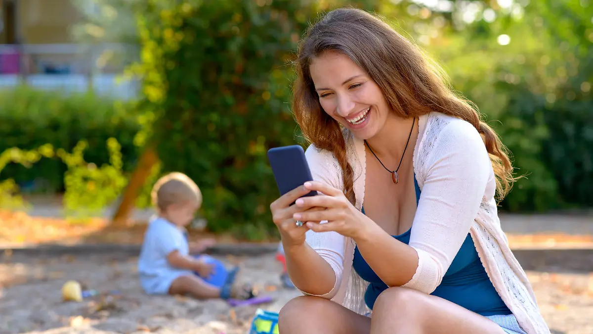 Mutter mit Kind und Handy