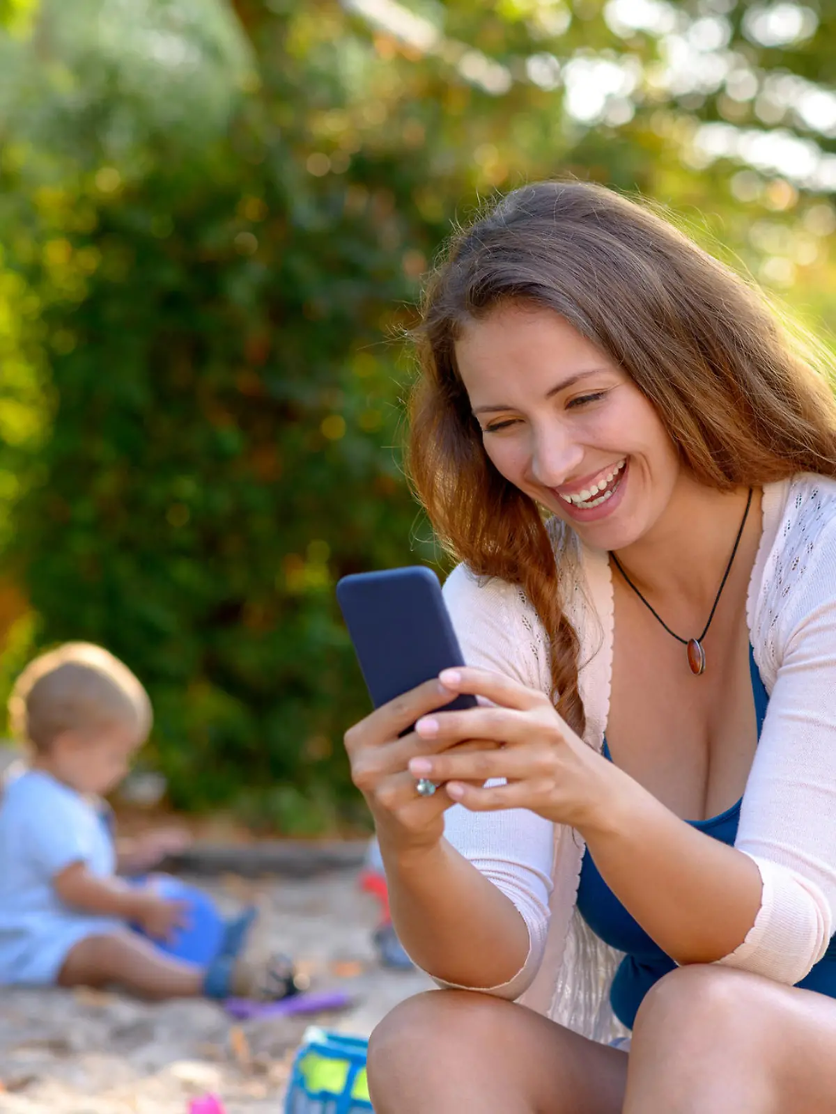 Mutter mit Kind und Handy
