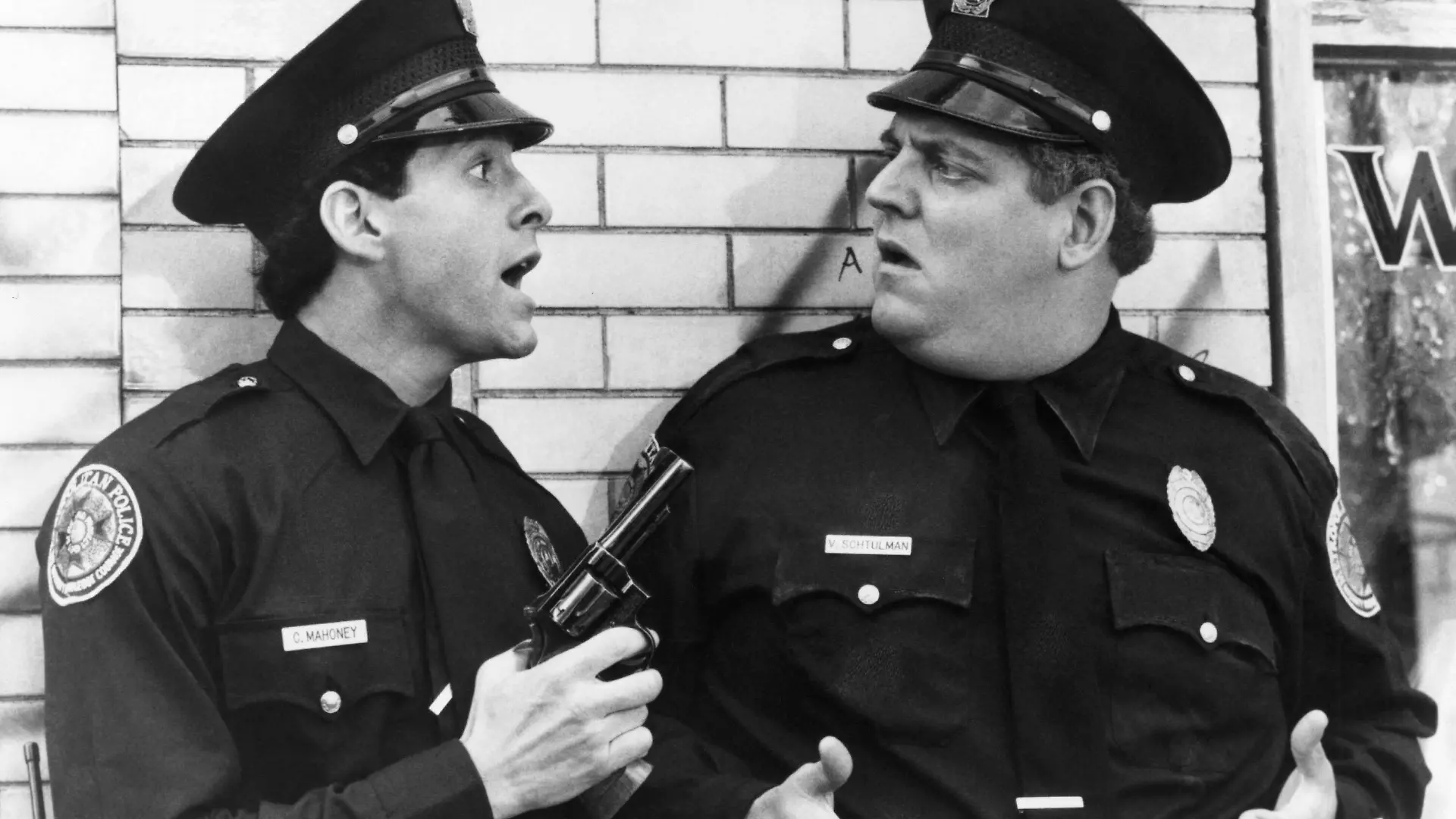 POLICE ACADEMY 2: THEIR FIRST ASSIGNMENT, Steve Guttenberg, Peter Van Norden, 1985, cWarner Bros./courtesy Everett Collection Warner Bros/Courtesy Everett Collection ACHTUNG AUFNAHMEDATUM GESCHÄTZT PUBLICATIONxINxGERxSUIxAUTxONLY Copyright: xWarnerxBros/CourtesyxEverettxCollectionx MBDPOAC EC004