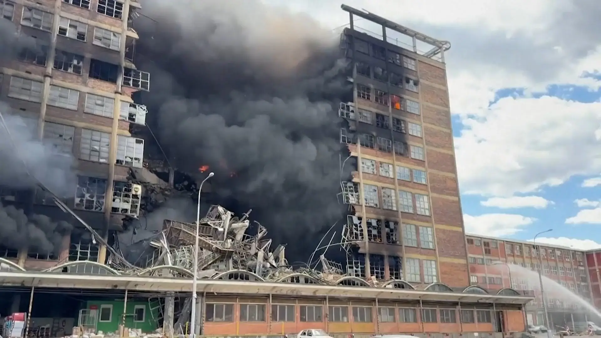 Historische Fabrik stürzt brennend ein – sechs Millionen Euro Schaden! Unglück in Tschechien