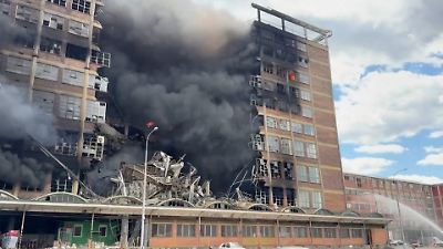 Bild von Historische Fabrik stürzt brennend ein – sechs Millionen Euro Schaden!