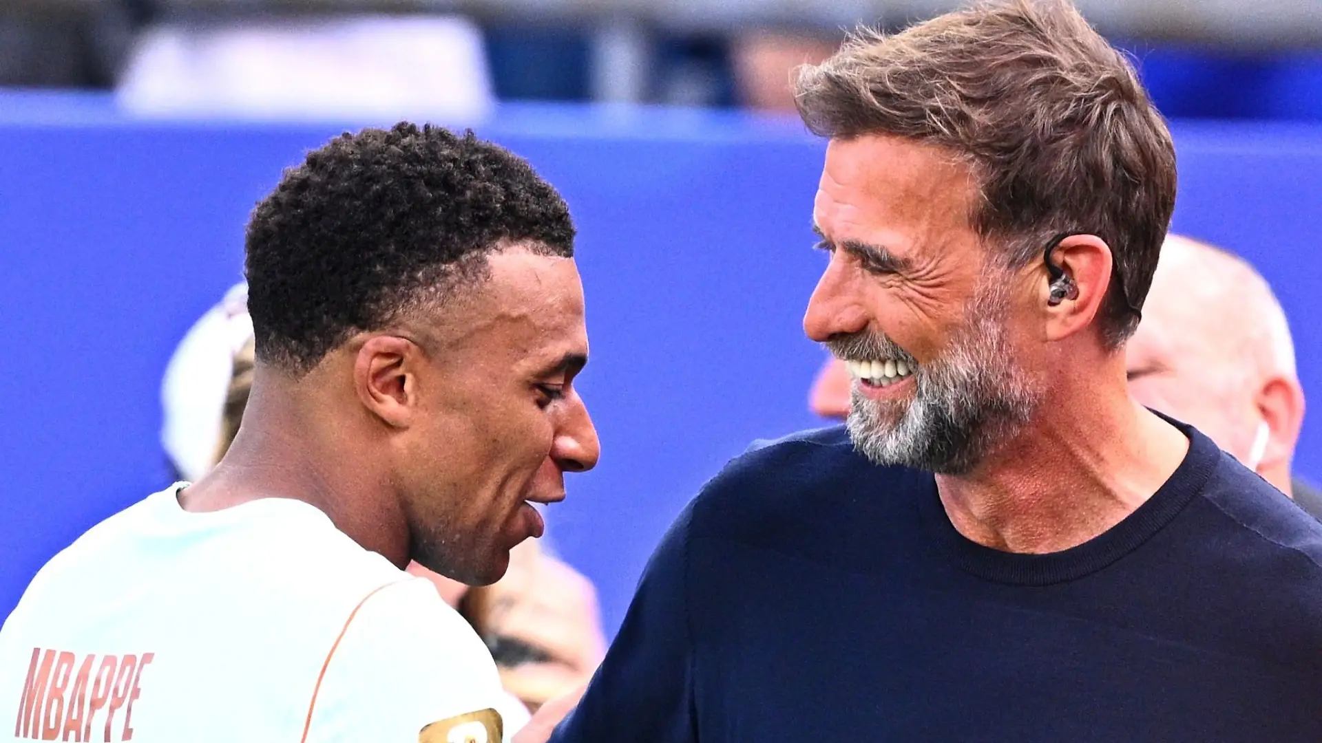 Omnipräsent bei der WM: Jürgen Klopp mit Frankreichs Topstar Kylian Mbappé.