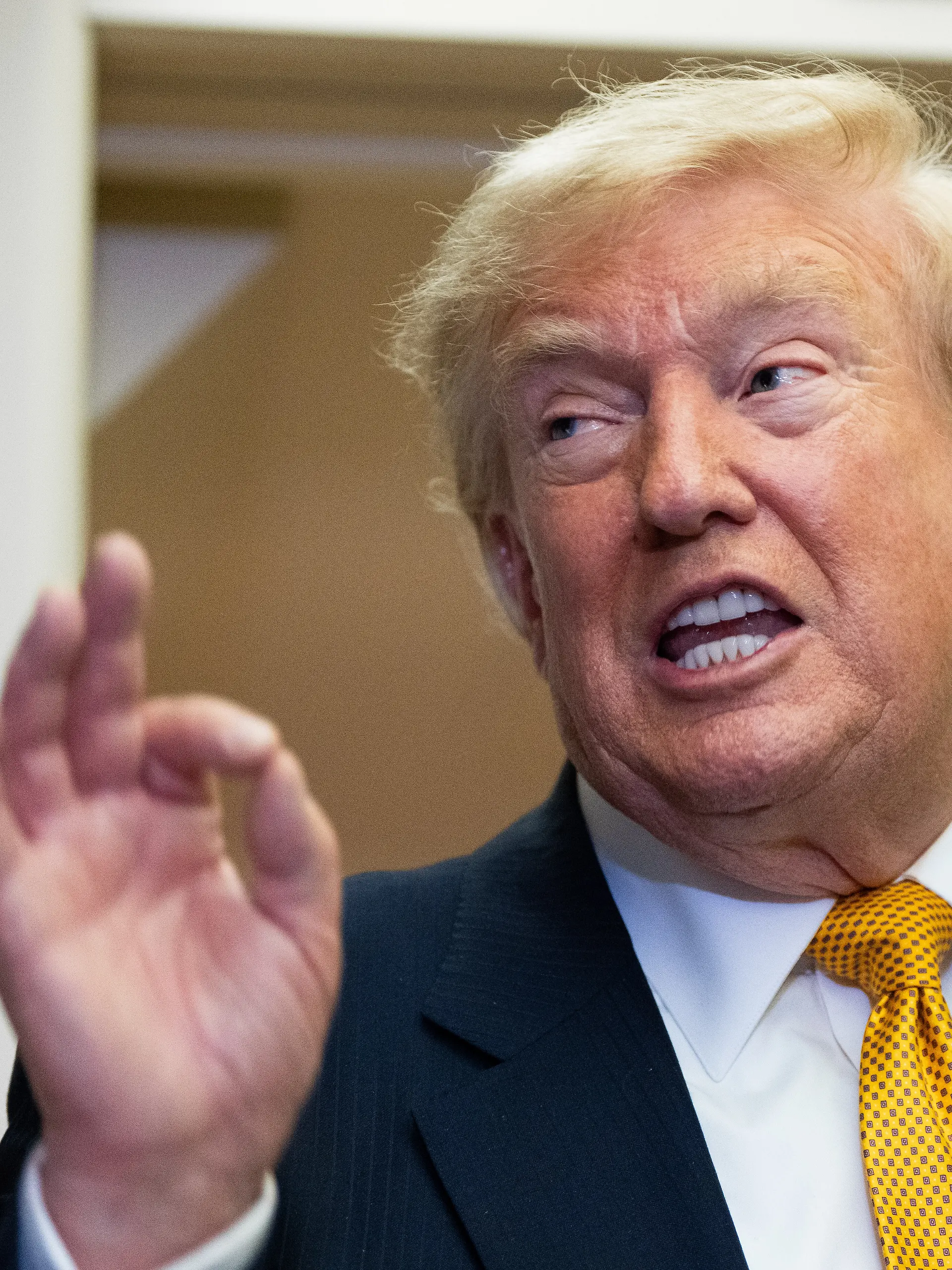 Präsident Donald Trump spricht nach der Landung auf dem Stützpunkt der US-Luftwaffe bei der RAF Mildenhall an Bord der Air Force One mit Reportern. +++ dpa-Bildfunk +++
