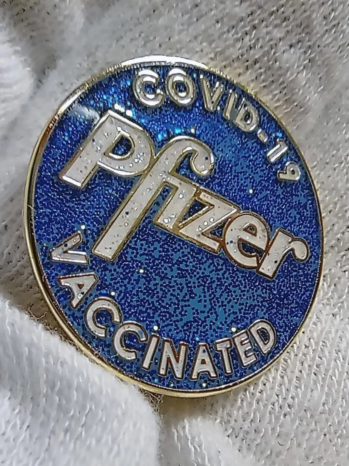 Die Impfung als modisches Accessoire. Online gibt es diese schicken Impf-Buttons zu bestellen