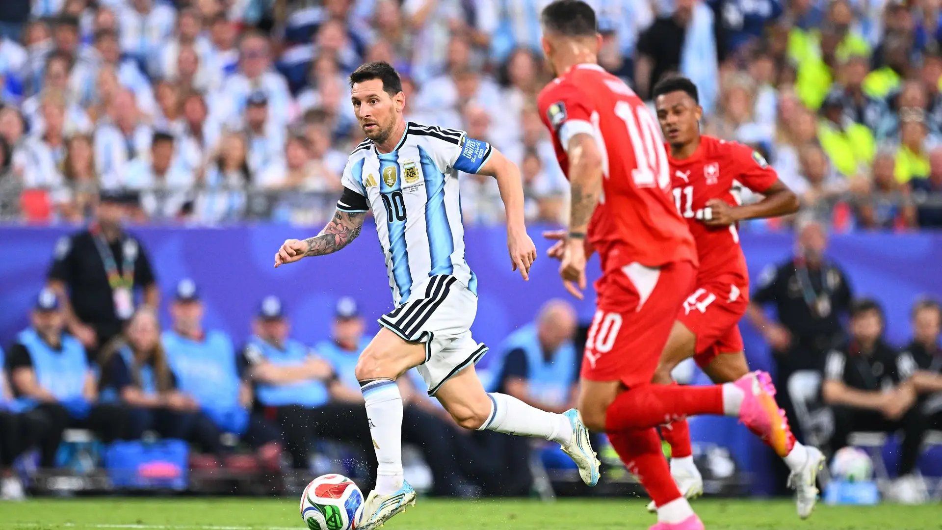 Lionel Messi (l.) und seine Argentinier stehen im Halbfinale.