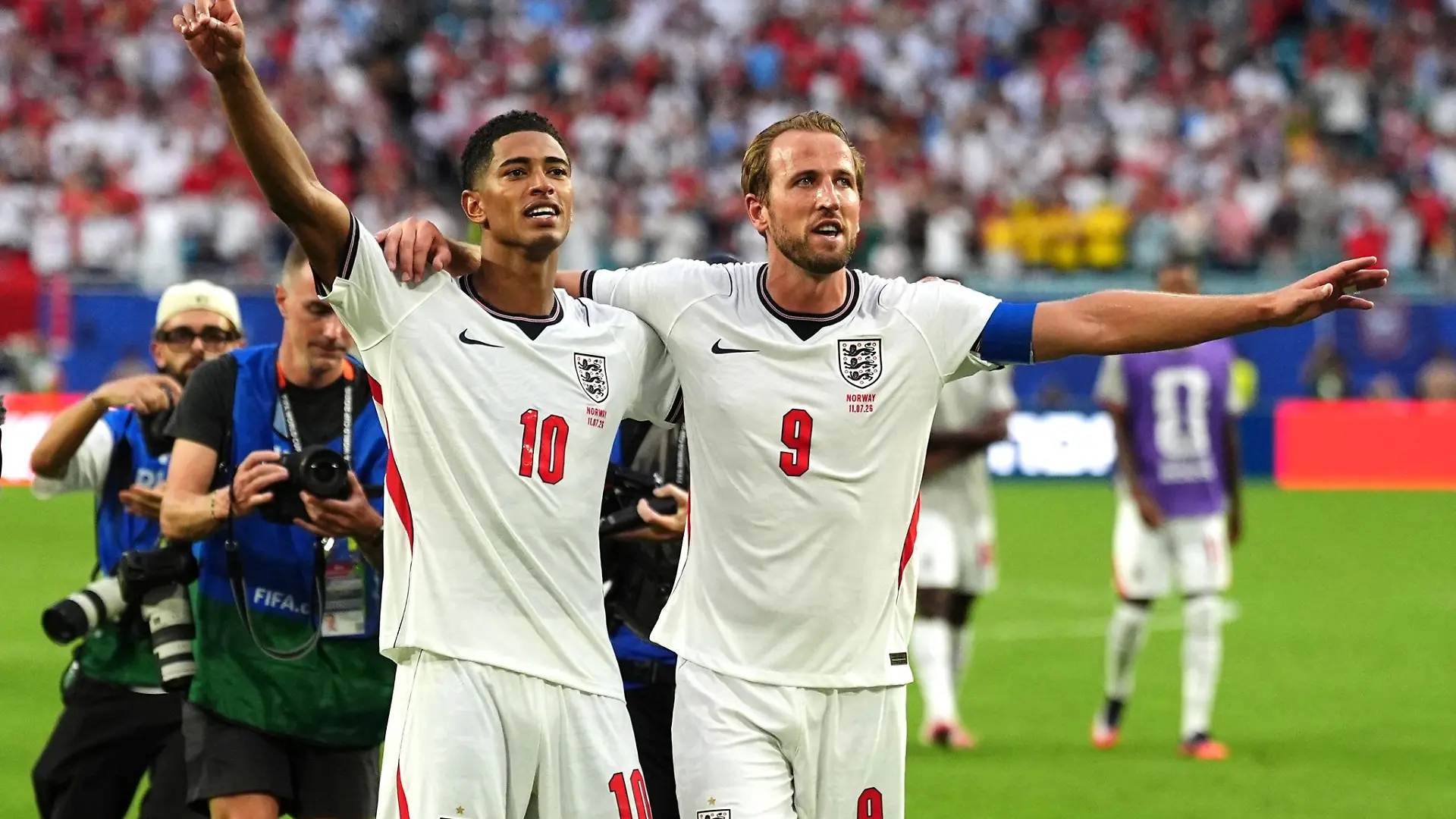 Jude Bellingham (l) und Harry Kane jubeln über den Halbfinaleinzug.