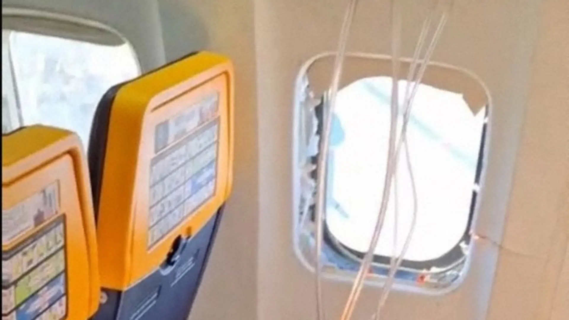 Mann aus Fenster von Ryanair-Flugzeug gesogen – ist DAS die Ursache? Drama in 6.000 Metern Höhe