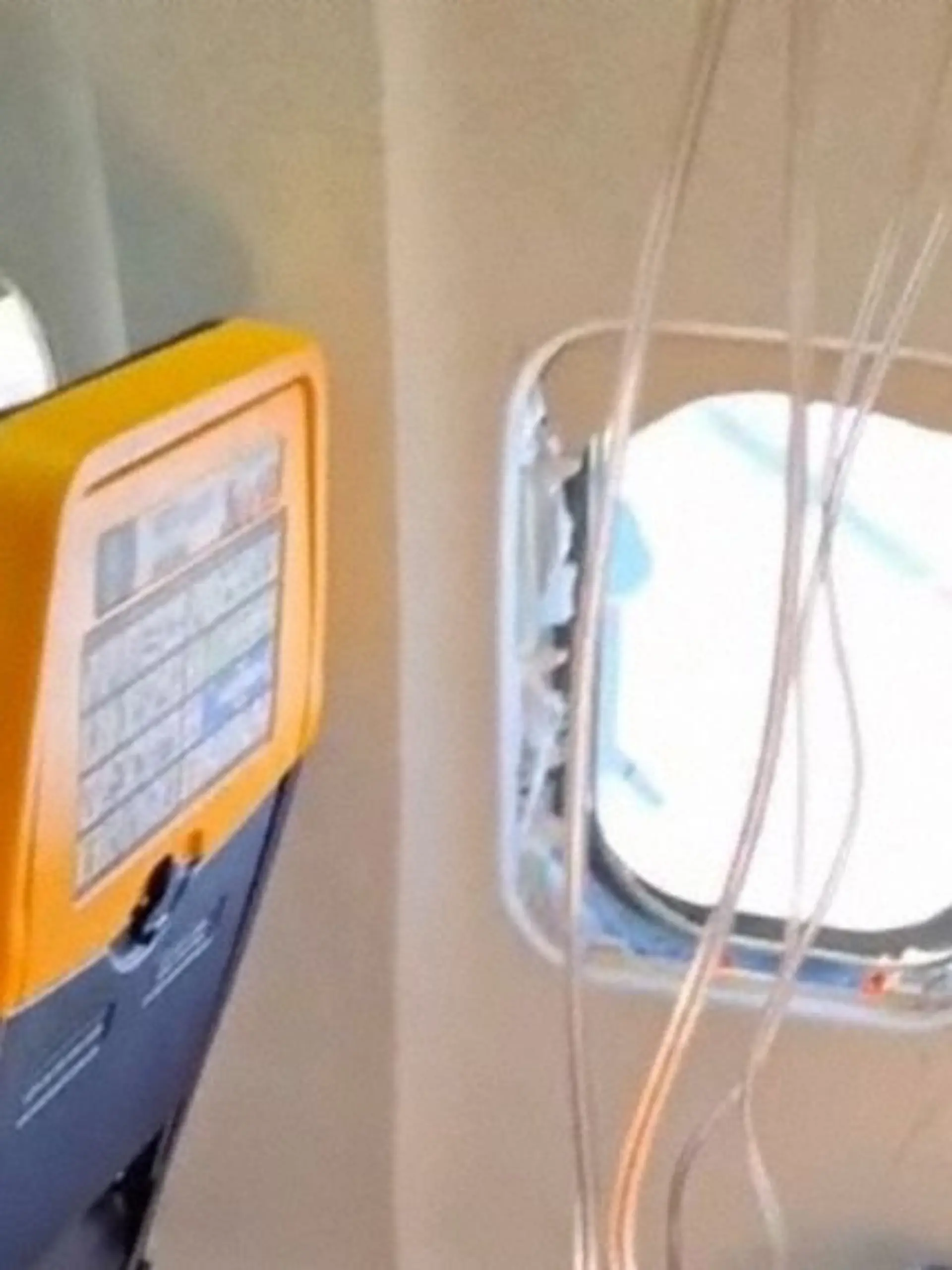Bild zu: "Mann aus Fenster von Ryanair-Flugzeug gesogen – ist DAS die Ursache?"