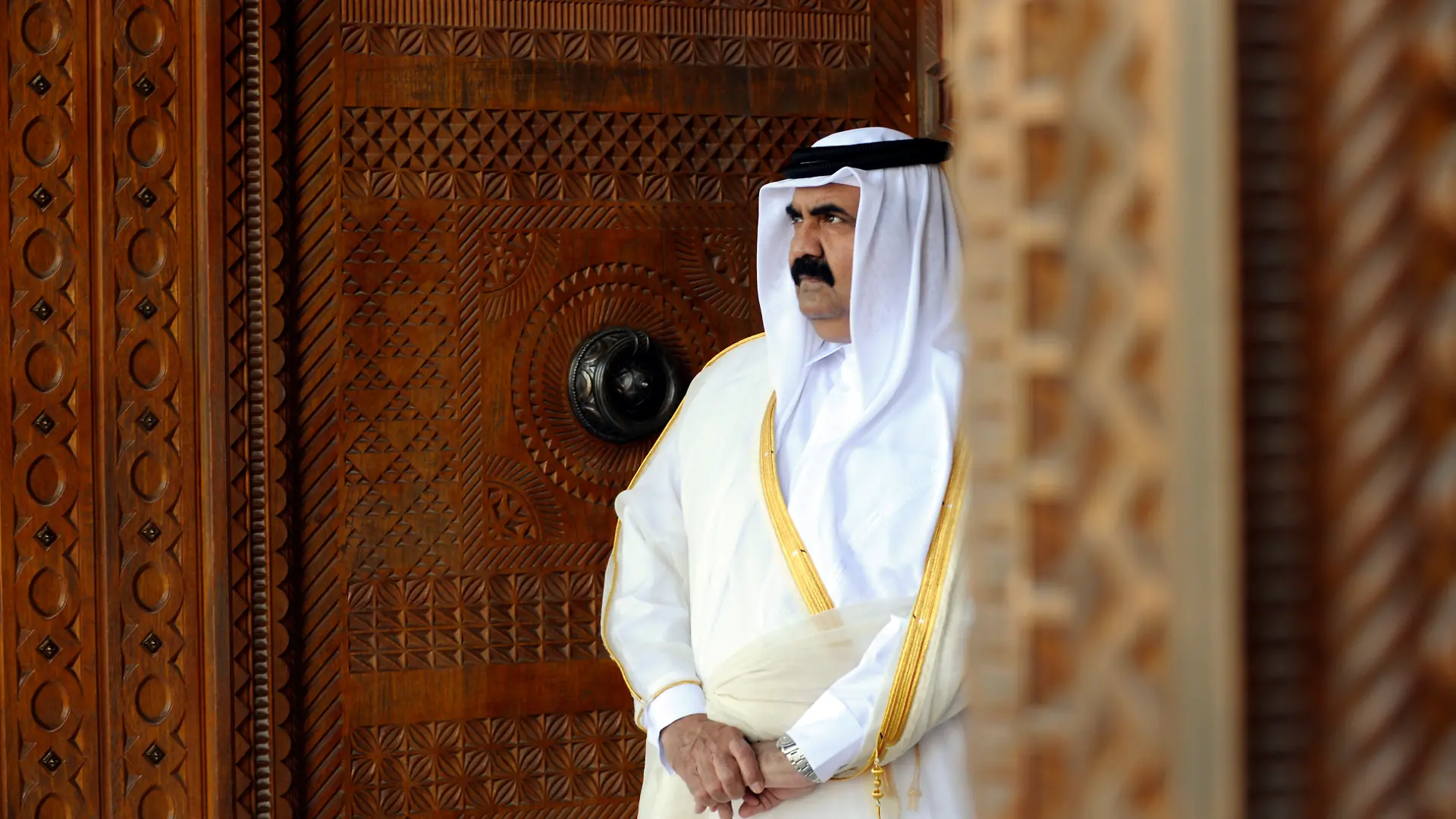 Der Emir von Katar, Scheich Hamad Bin Chalifa Al-Thani wartet am Donnerstag (27.05.2010) im Palast des Emirs in Doha (Katar) auf die Bundeskanzlerin. Bis Donnerstag (27.05.) besucht sie vier der sechs Staaten des Golfkooperationsrats (GCC). Ziel des Besuches dieser ölexportierenden Länder ist die Förderung der Wirtschaftsbeziehungen und der politische Austausch. Foto: Rainer Jensen dpa