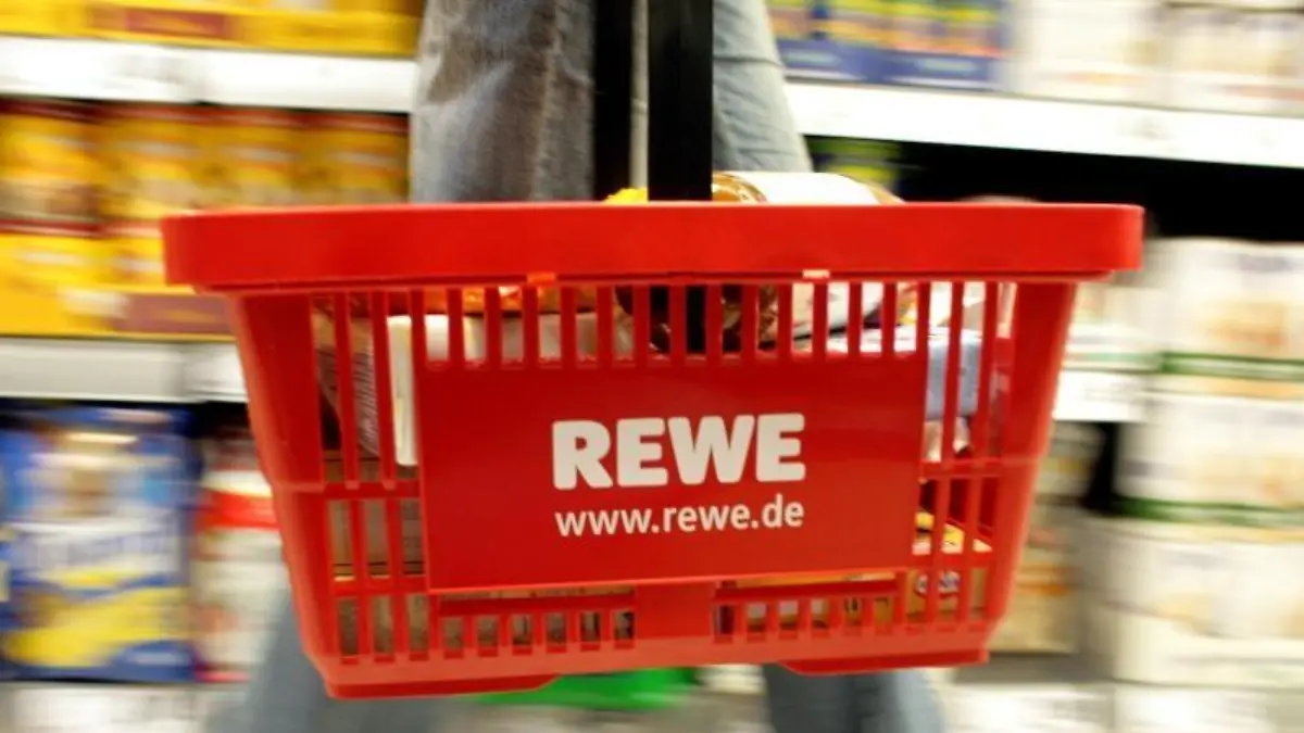 Eine Kundin in einem REWE-Supermarkt. Foto: Rolf Vennenbernd/Archiv