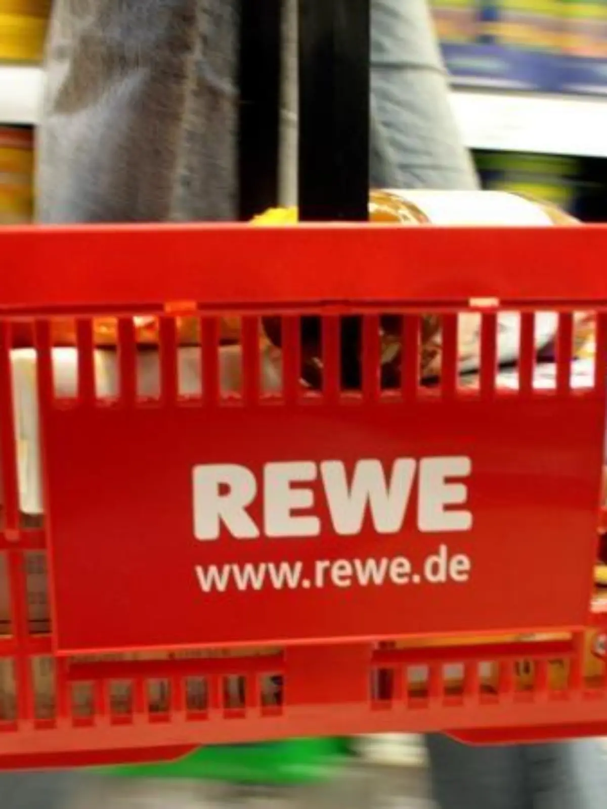 Eine Kundin in einem REWE-Supermarkt. Foto: Rolf Vennenbernd/Archiv