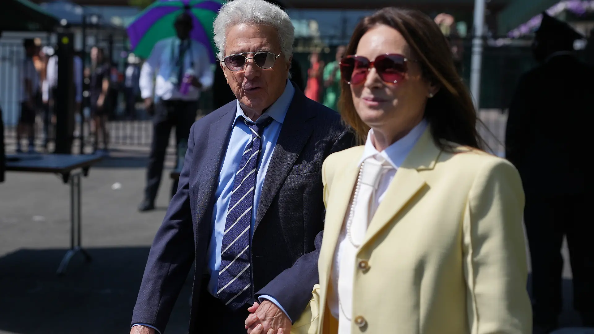 Dustin Hoffman (88) Hand in Hand mit seiner Ehefrau Lisa Hoffman (71).