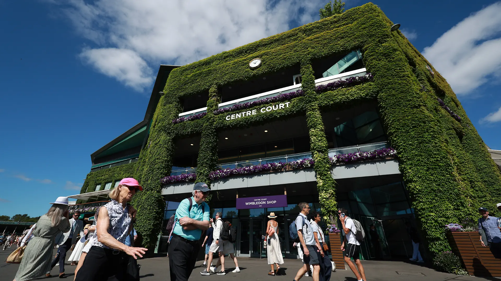Vor dem großen Wimbledon-Finale strömen die Stars zum berühmten Center Court.