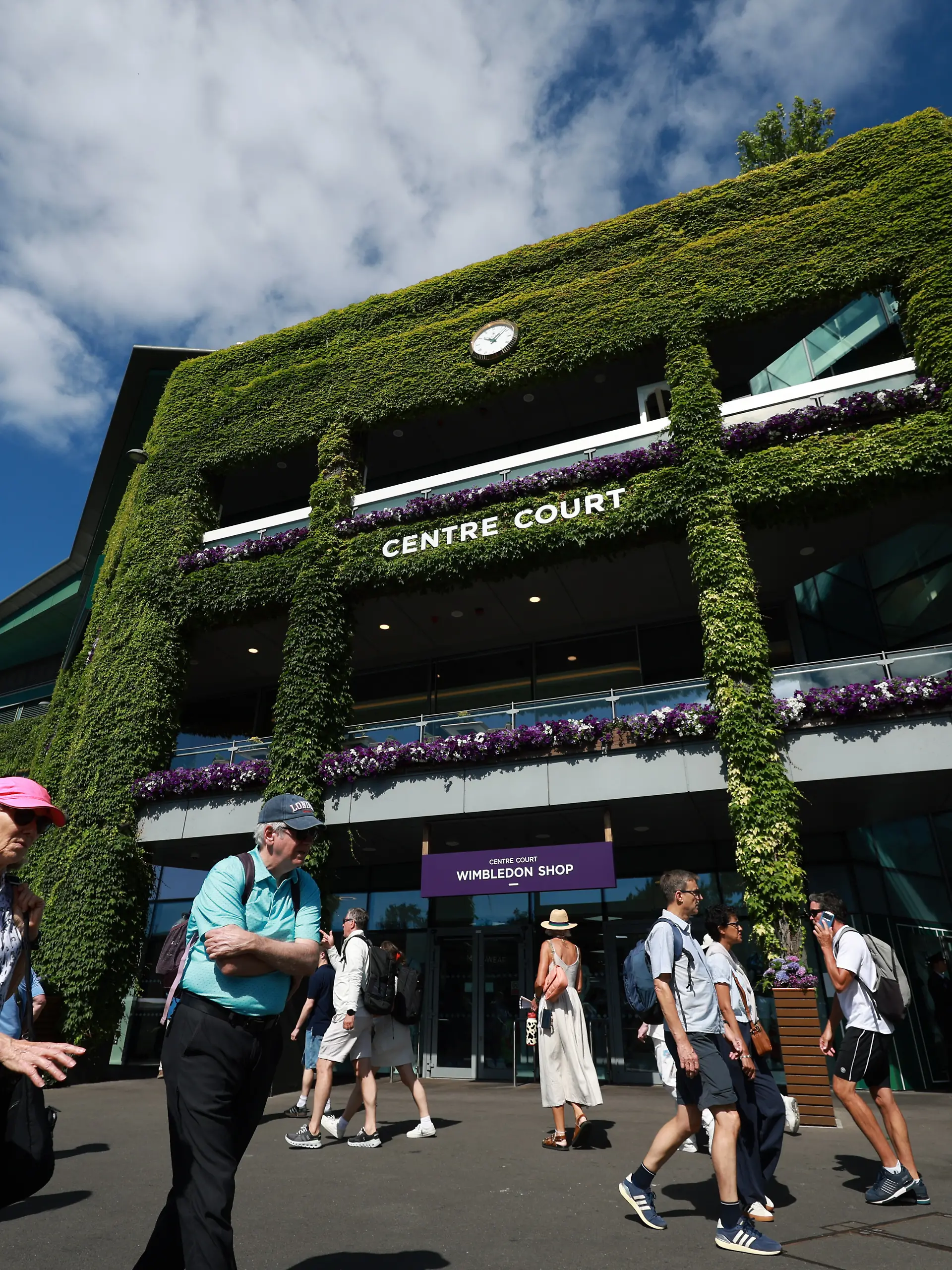 Vor dem großen Wimbledon-Finale strömen die Stars zum berühmten Center Court.