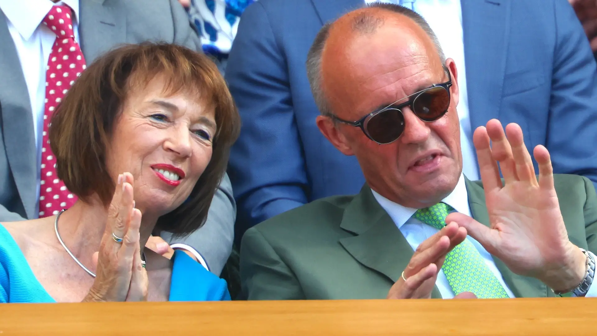12.07.2026, Großbritannien, London: Tennis: Grand Slam/ATP-Tour - Wimbledon, Einzel, Männer, Finale. Sinner (Italien) - Zverev (Deutschland). Bundeskanzler Friedrich Merz (CDU) reagiert neben seiner Frau Charlotte Merz in der Royal Box. Foto: Frank Molter/dpa +++ dpa-Bildfunk +++