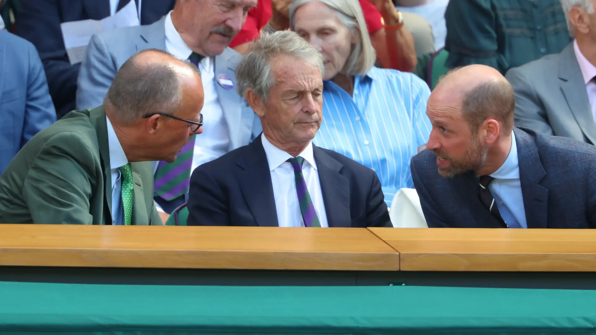 12.07.2026, Großbritannien, London: Tennis: Grand Slam/ATP-Tour - Wimbledon, Einzel, Männer, Finale. Sinner (Italien) - Zverev (Deutschland). Bundeskanzler Friedrich Merz (l, CDU) ist im Gespräch mit William, Prinz von Wales (r). Foto: Frank Molter/dpa +++ dpa-Bildfunk +++