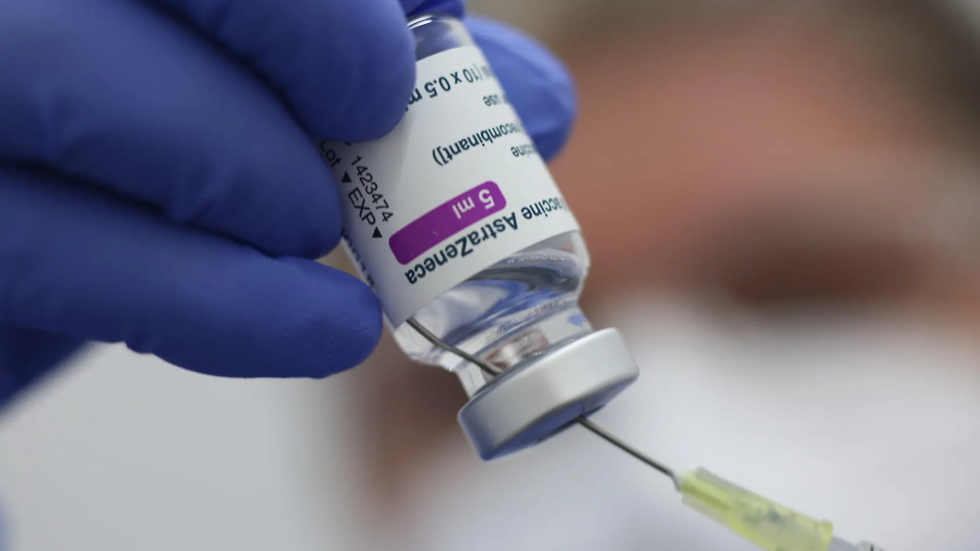 ARCHIV - 05.04.2021, Sachsen-Anhalt, Quedlinburg: Eine Spritze mit dem Corona-Impfstoff von AstraZeneca wird im Impfzentrum des Landkreises Harz aufgezogen.       (zu dpa "Impfkommission ändert Empfehlung für Astrazeneca-Erstgeimpfte") Foto: Matthias Bein/dpa-Zentralbild/dpa +++ dpa-Bildfunk +++