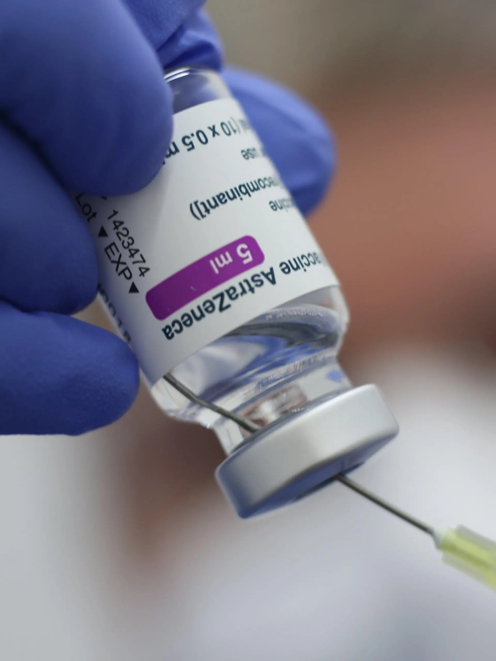 ARCHIV - 05.04.2021, Sachsen-Anhalt, Quedlinburg: Eine Spritze mit dem Corona-Impfstoff von AstraZeneca wird im Impfzentrum des Landkreises Harz aufgezogen.       (zu dpa "Impfkommission ändert Empfehlung für Astrazeneca-Erstgeimpfte") Foto: Matthias Bein/dpa-Zentralbild/dpa +++ dpa-Bildfunk +++
