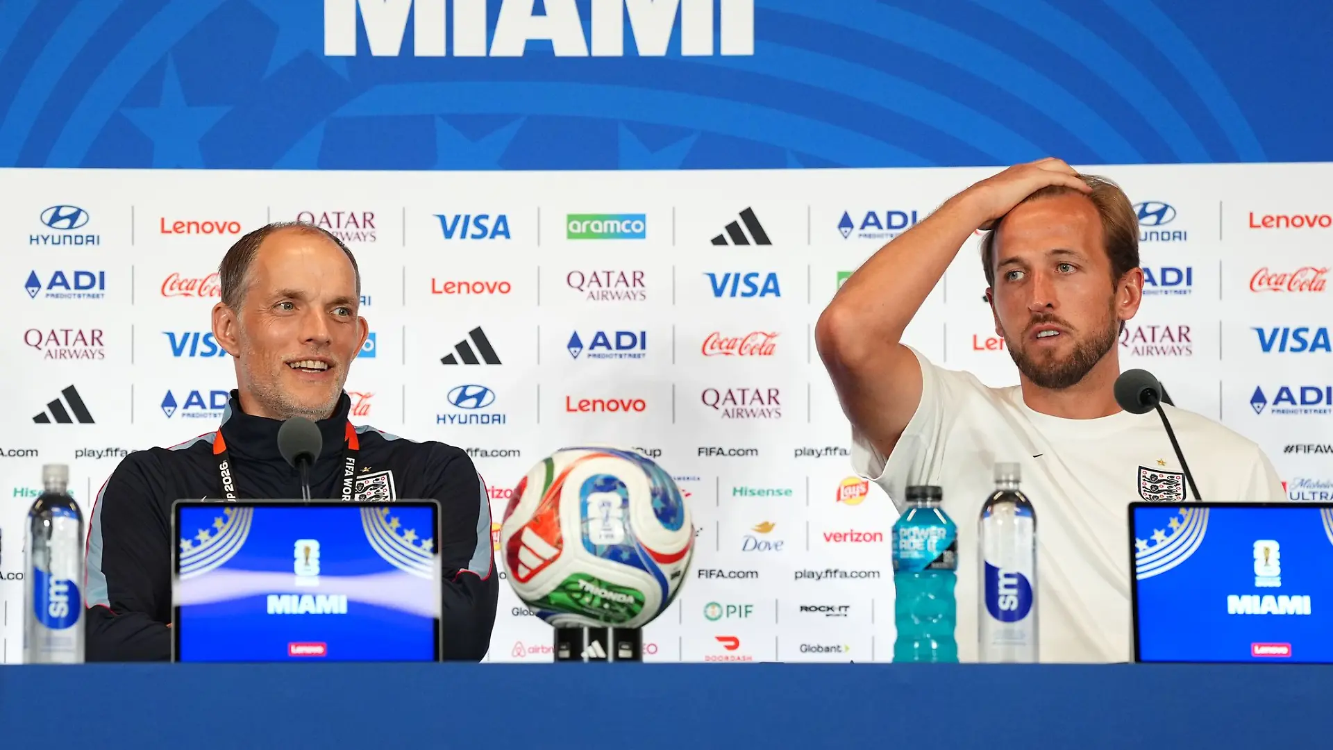 Harry Kane (r) springt Thomas Tuchel bei.