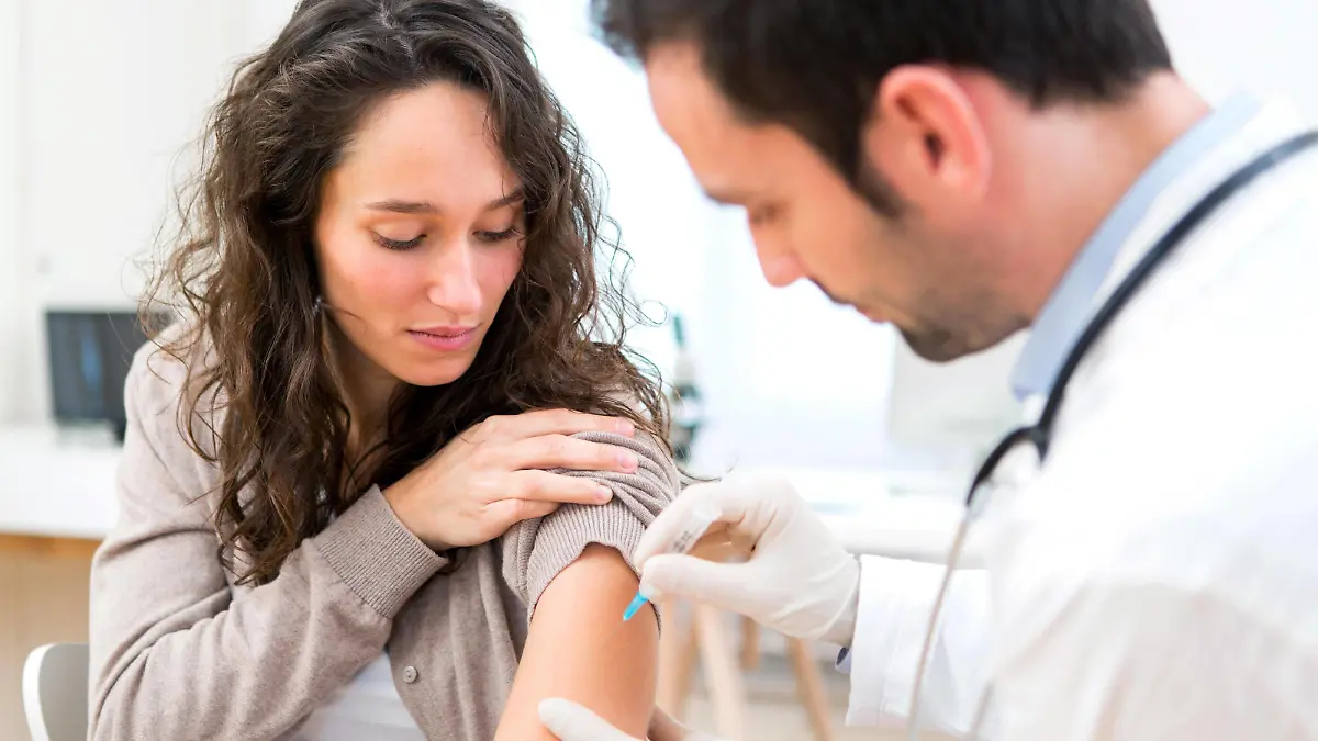 View of a Young attractive woman being vaccinated model released Symbolfoto PUBLICATIONxINxGERxSUIxAUTxONLY Copyright: xpp76x Panthermedia12877600  