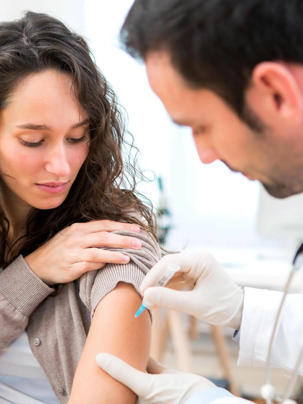 View of a Young attractive woman being vaccinated model released Symbolfoto PUBLICATIONxINxGERxSUIxAUTxONLY Copyright: xpp76x Panthermedia12877600  
