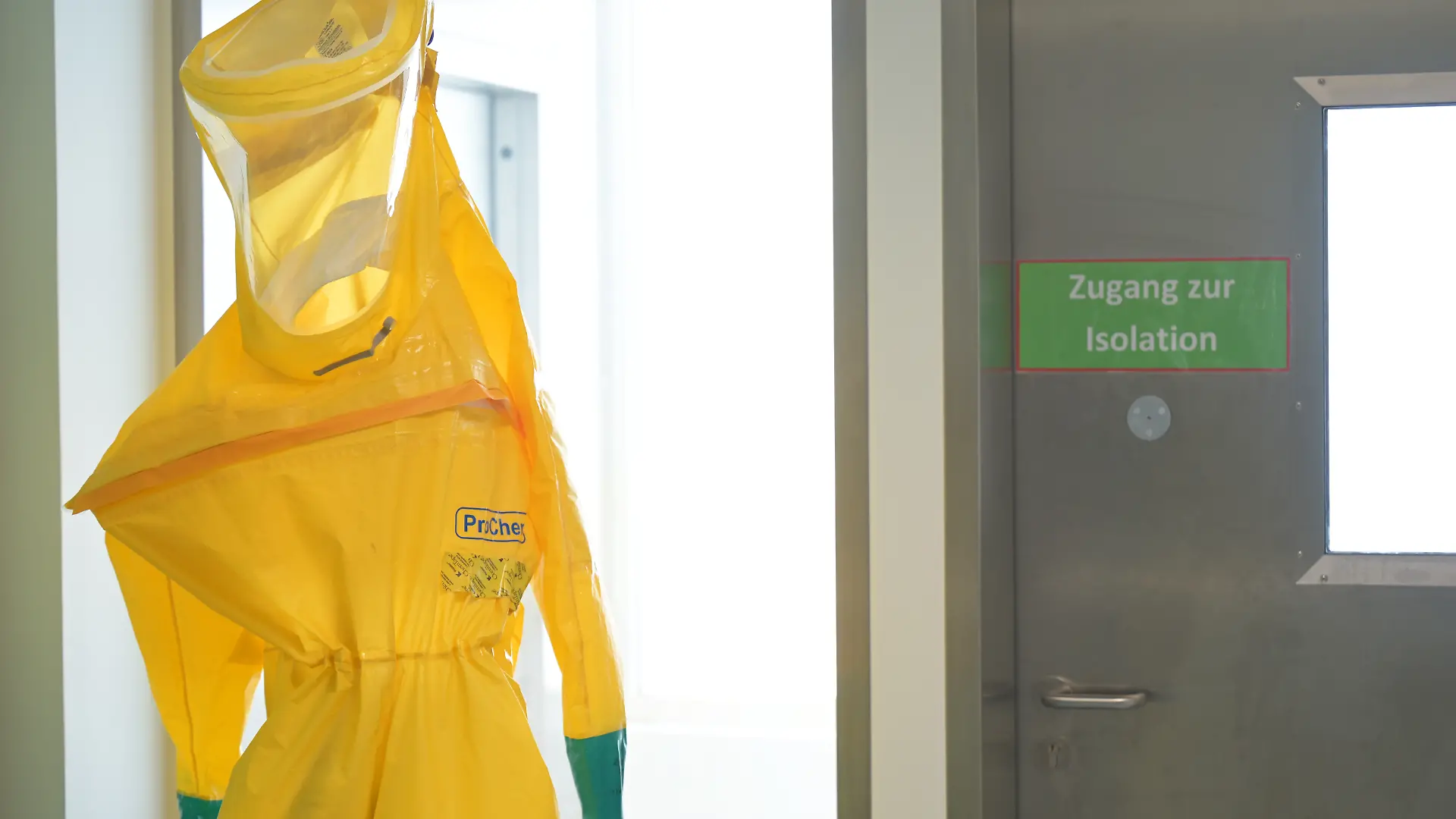 Ein Schutzanzug hängt in der Sonderisolierstation der MüK Schwabing. Sie Station wird für den Ausnahmefall vorgehalten und ist Teil der international anerkannten infektiologischen Expertise der München-Klinik. Es ist die einzige Sonderisolierstation in Bayern und eine von sieben in Deutschland. Über zwei Jahre wurde die Station modernisiert. (zu dpa: «Ebola und Lassa: Münchner Ärzte für Extrem-Fälle gerüstet») +++ dpa-Bildfunk +++
