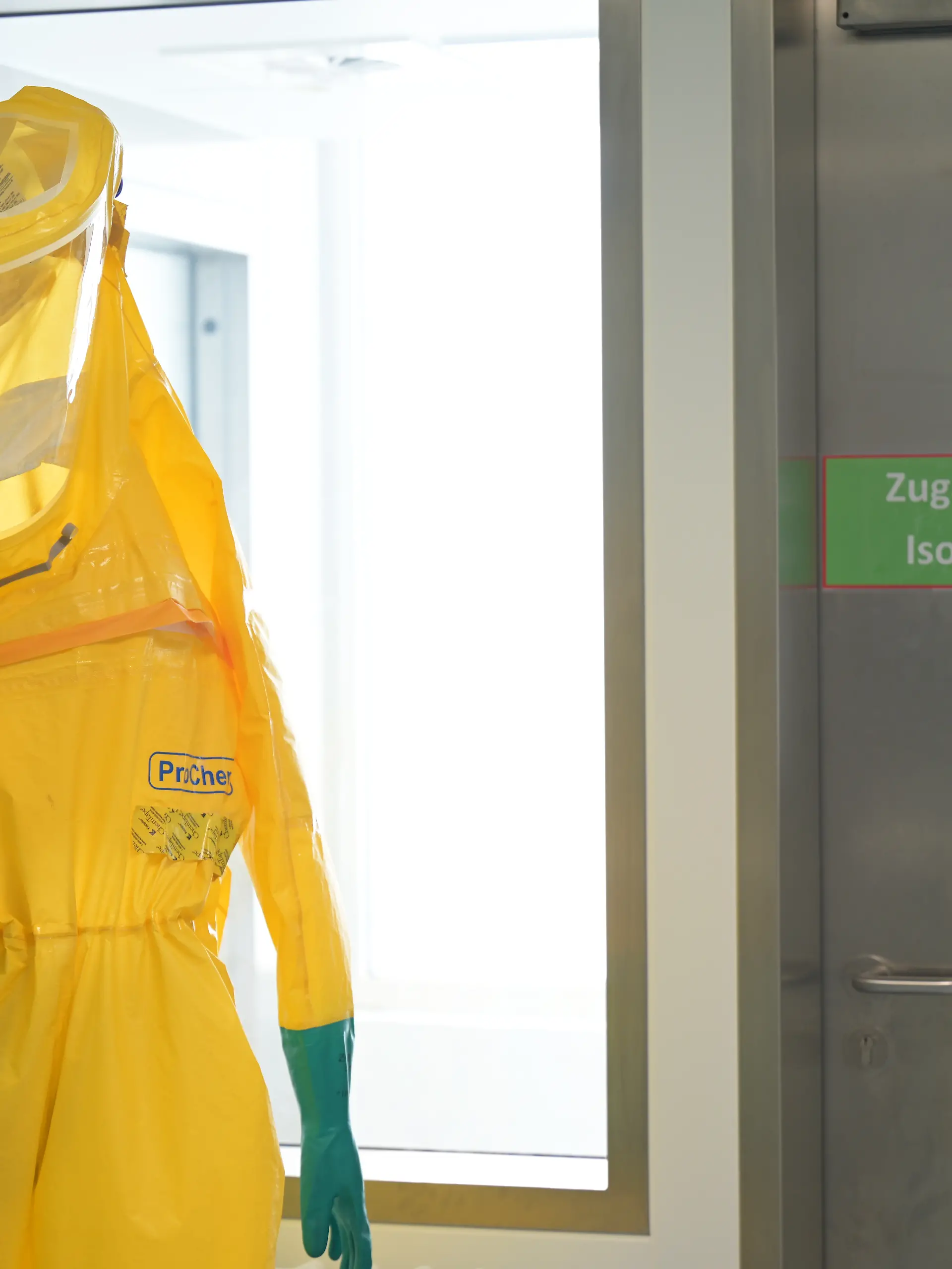 Ein Schutzanzug hängt in der Sonderisolierstation der MüK Schwabing. Sie Station wird für den Ausnahmefall vorgehalten und ist Teil der international anerkannten infektiologischen Expertise der München-Klinik. Es ist die einzige Sonderisolierstation in Bayern und eine von sieben in Deutschland. Über zwei Jahre wurde die Station modernisiert. (zu dpa: «Ebola und Lassa: Münchner Ärzte für Extrem-Fälle gerüstet») +++ dpa-Bildfunk +++
