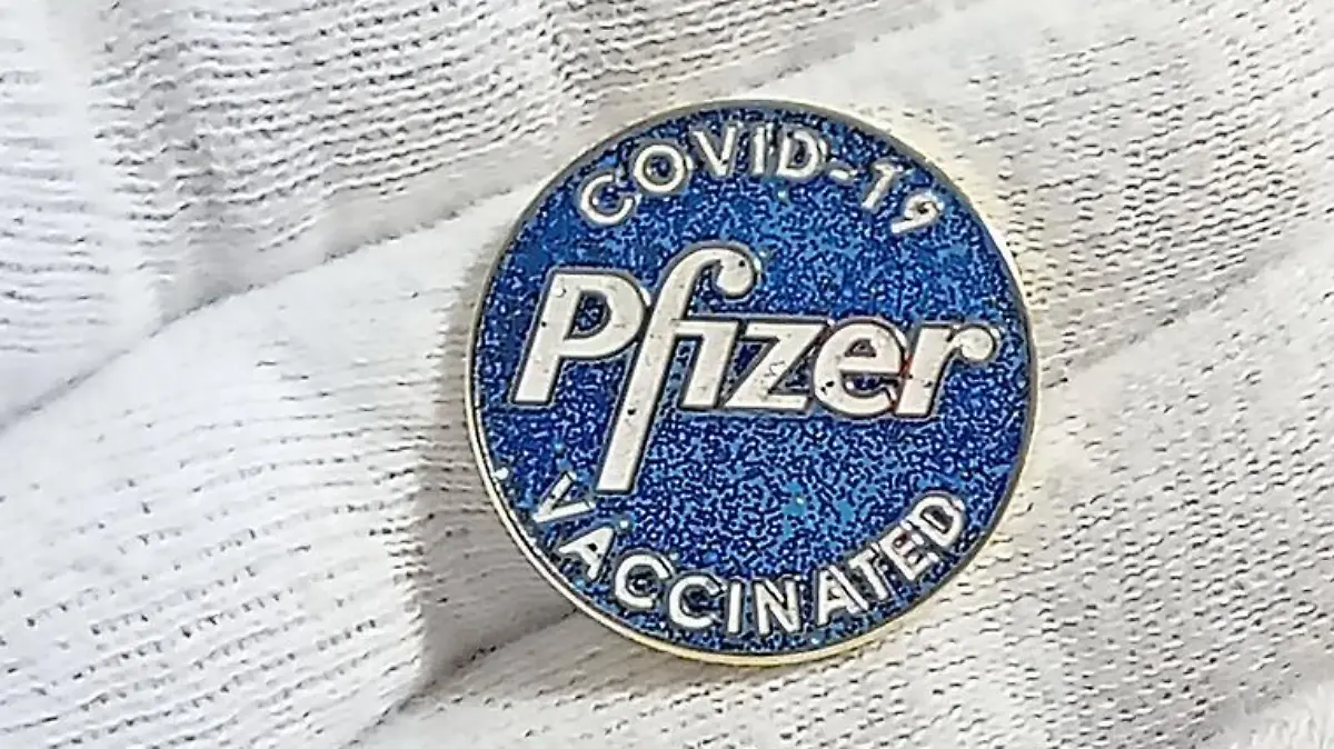 Die Impfung als modisches Accessoire. Online gibt es diese schicken Impf-Buttons zu bestellen