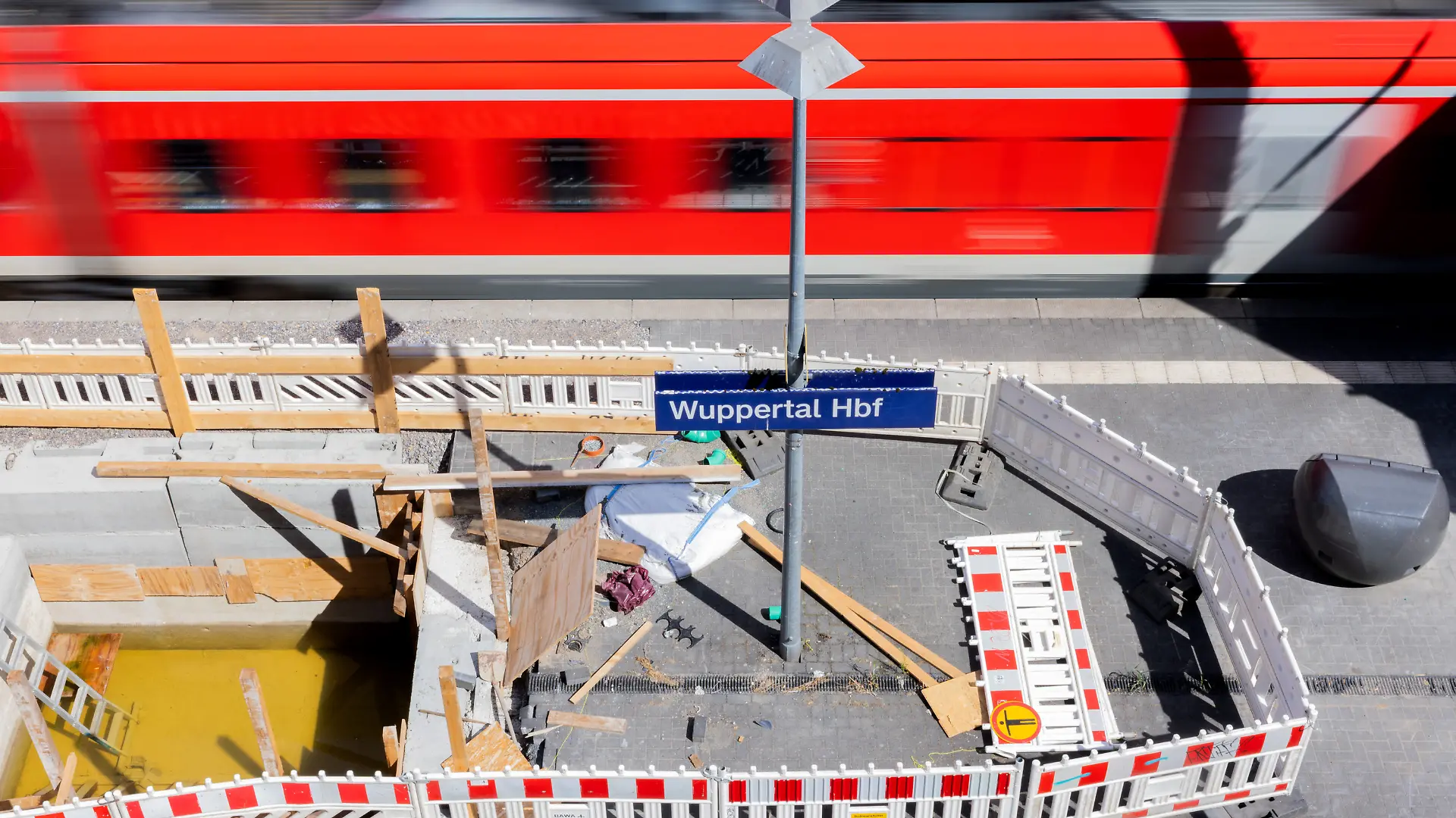 ARCHIV - 06.07.2026, Nordrhein-Westfalen, Wuppertal: Ein Zug fährt in den Hauptbahnhof Wuppertal ein. (zu dpa: «Bahn: Nach Generalsanierung weiter viele Zugausfälle») Foto: Rolf Vennenbernd/dpa +++ dpa-Bildfunk +++