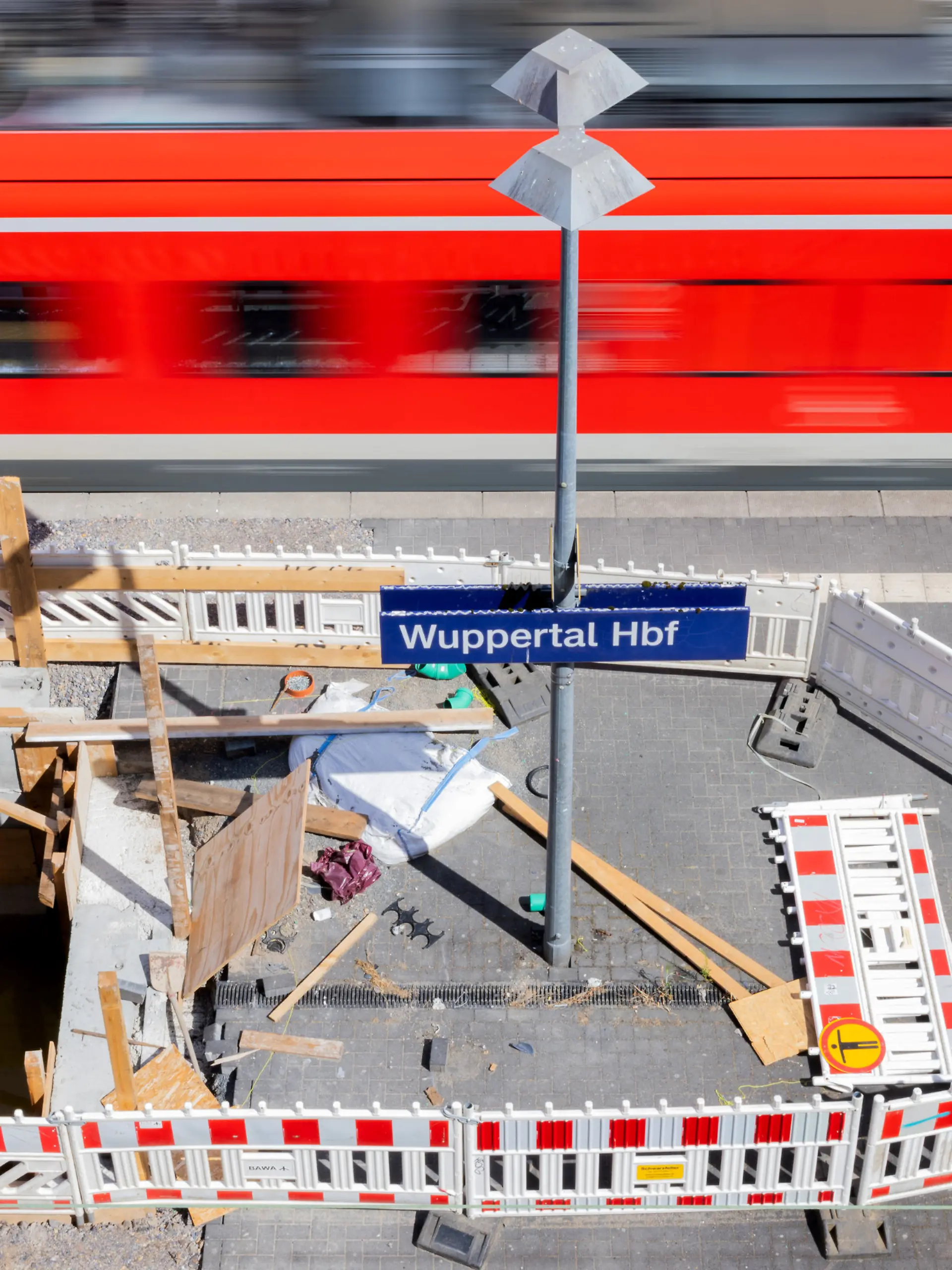 ARCHIV - 06.07.2026, Nordrhein-Westfalen, Wuppertal: Ein Zug fährt in den Hauptbahnhof Wuppertal ein. (zu dpa: «Bahn: Nach Generalsanierung weiter viele Zugausfälle») Foto: Rolf Vennenbernd/dpa +++ dpa-Bildfunk +++