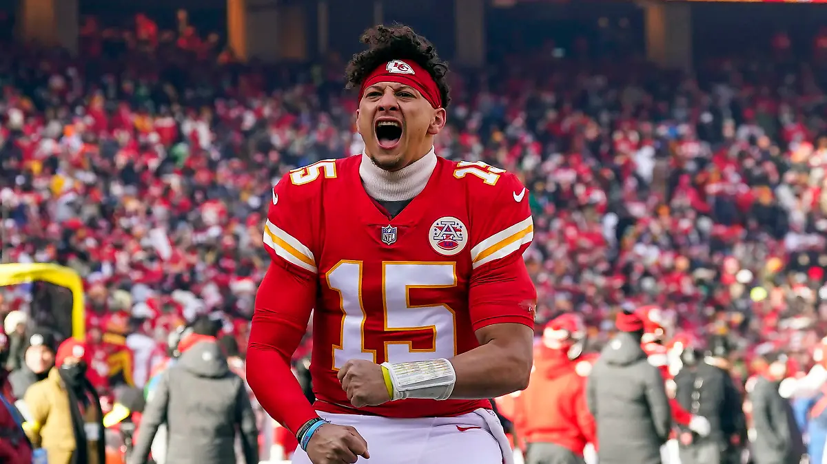 Sport Bilder des Tages NFL, American Football Herren, USA Seattle Seahawks at Kansas City Chiefs Dec 24, 2022 Kansas City, Missouri, USA Kansas City Chiefs quarterback Patrick Mahomes 15 interacts with the crowd prior to a game against the Seattle Seahawks at GEHA Field at Arrowhead Stadium. Kansas City GEHA Field at Arrowhead Stadium Missouri USA, EDITORIAL USE ONLY PUBLICATIONxINxGERxSUIxAUTxONLY Copyright: xJayxBiggerstaffx 20221224_JAB_ba4_015