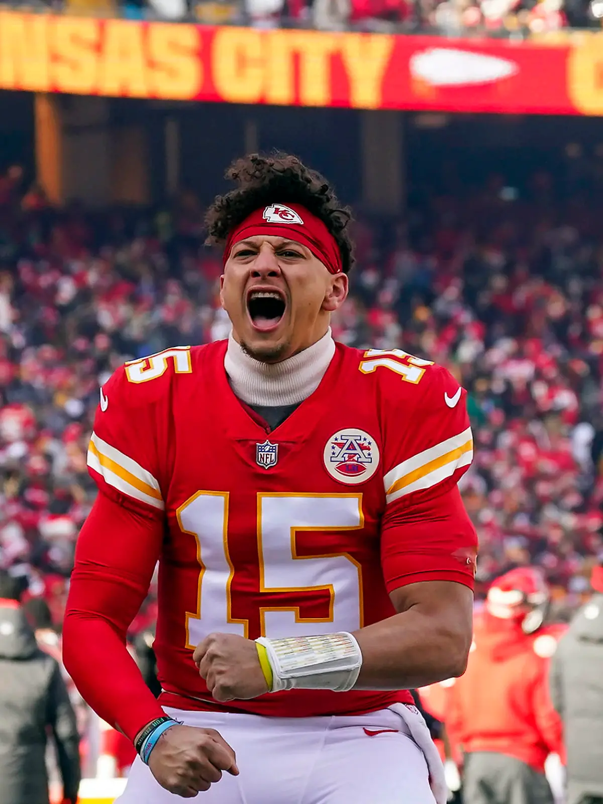 Sport Bilder des Tages NFL, American Football Herren, USA Seattle Seahawks at Kansas City Chiefs Dec 24, 2022 Kansas City, Missouri, USA Kansas City Chiefs quarterback Patrick Mahomes 15 interacts with the crowd prior to a game against the Seattle Seahawks at GEHA Field at Arrowhead Stadium. Kansas City GEHA Field at Arrowhead Stadium Missouri USA, EDITORIAL USE ONLY PUBLICATIONxINxGERxSUIxAUTxONLY Copyright: xJayxBiggerstaffx 20221224_JAB_ba4_015