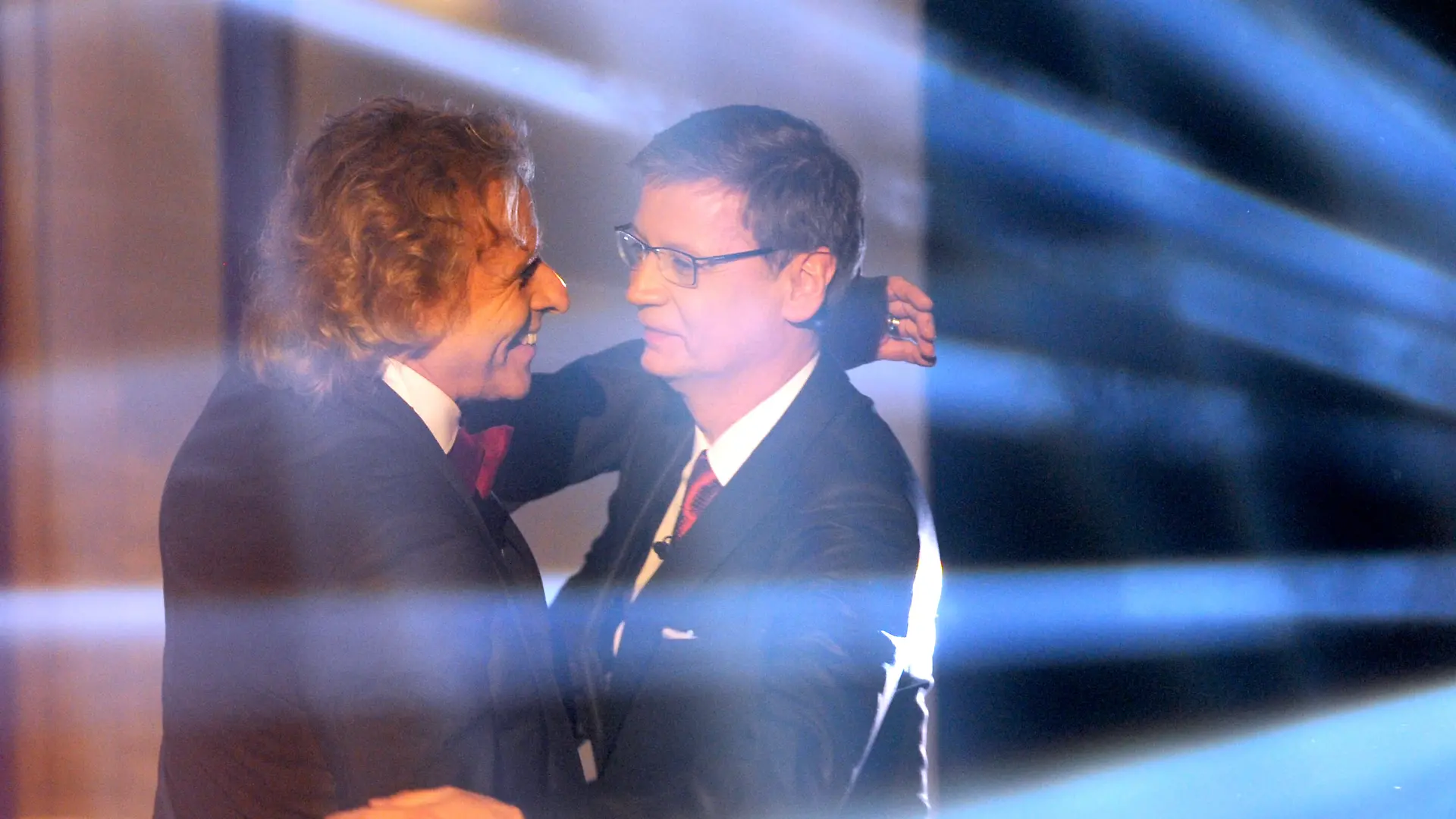 Moderator Günther Jauch (r) umarmt Moderator Thomas Gottschalk am Samstag (03.12.2011) nach der ZDF-Show «Wetten, dass...?» in der Rothaus Halle in der Messe in Friedrichshafen am Bodensee. Es war die letzte Ausgabe der ZDF-Unterhaltungsshow mit Moderator Gottschalk. Foto: Patrick Seeger dpa/lsw ++