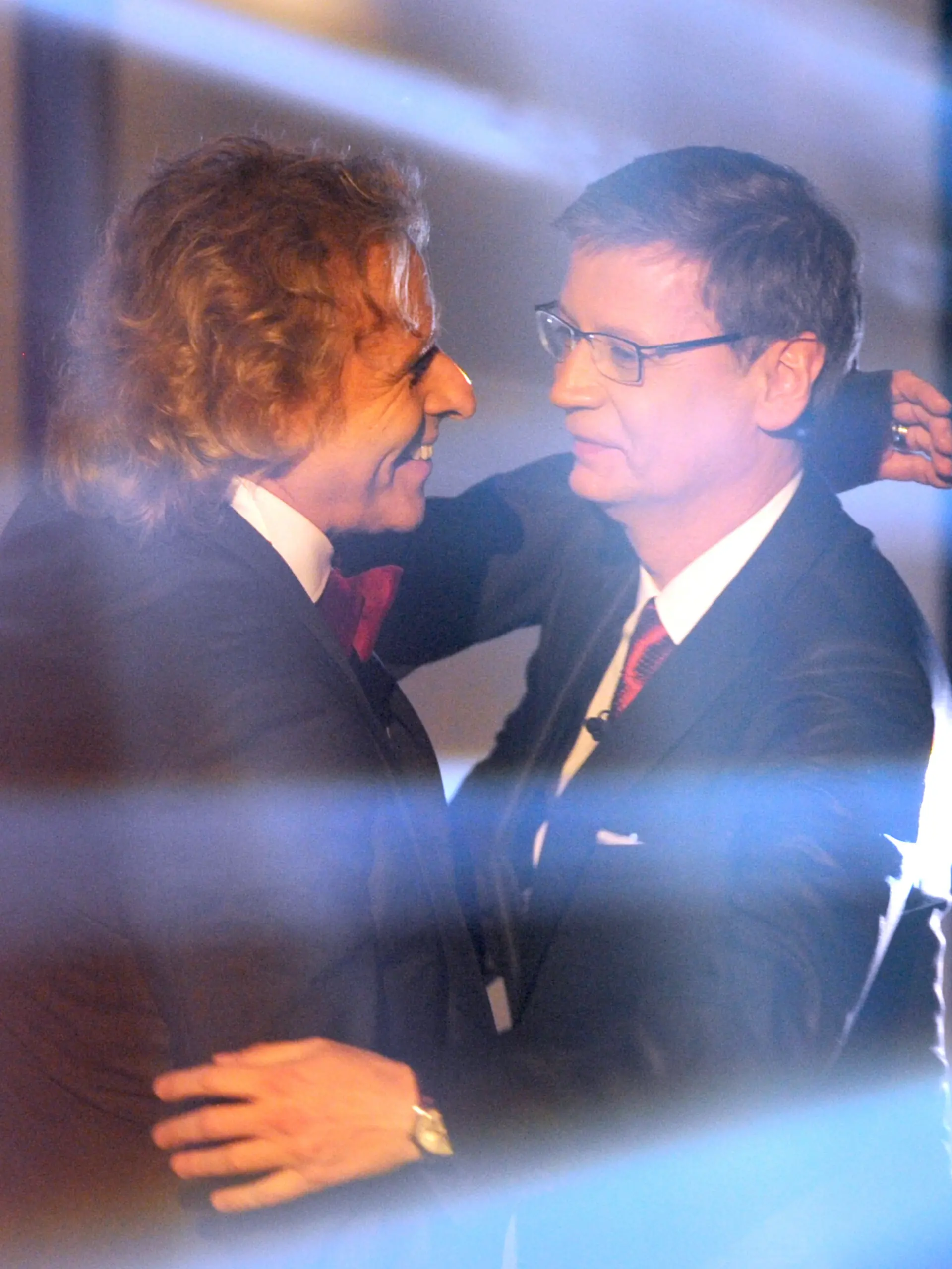 Moderator Günther Jauch (r) umarmt Moderator Thomas Gottschalk am Samstag (03.12.2011) nach der ZDF-Show «Wetten, dass...?» in der Rothaus Halle in der Messe in Friedrichshafen am Bodensee. Es war die letzte Ausgabe der ZDF-Unterhaltungsshow mit Moderator Gottschalk. Foto: Patrick Seeger dpa/lsw ++