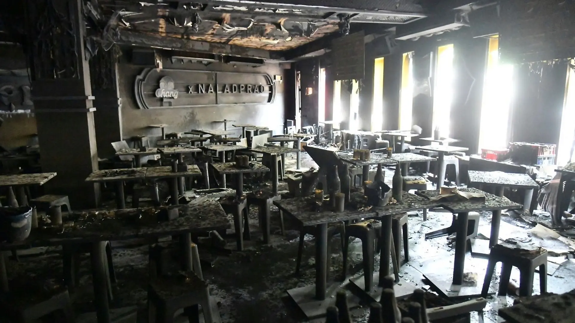 Das Feuer hat sich wegen leicht entflammbarer Decken- und Dekorationsmaterialien in der Bar rasch ausgebreitet.