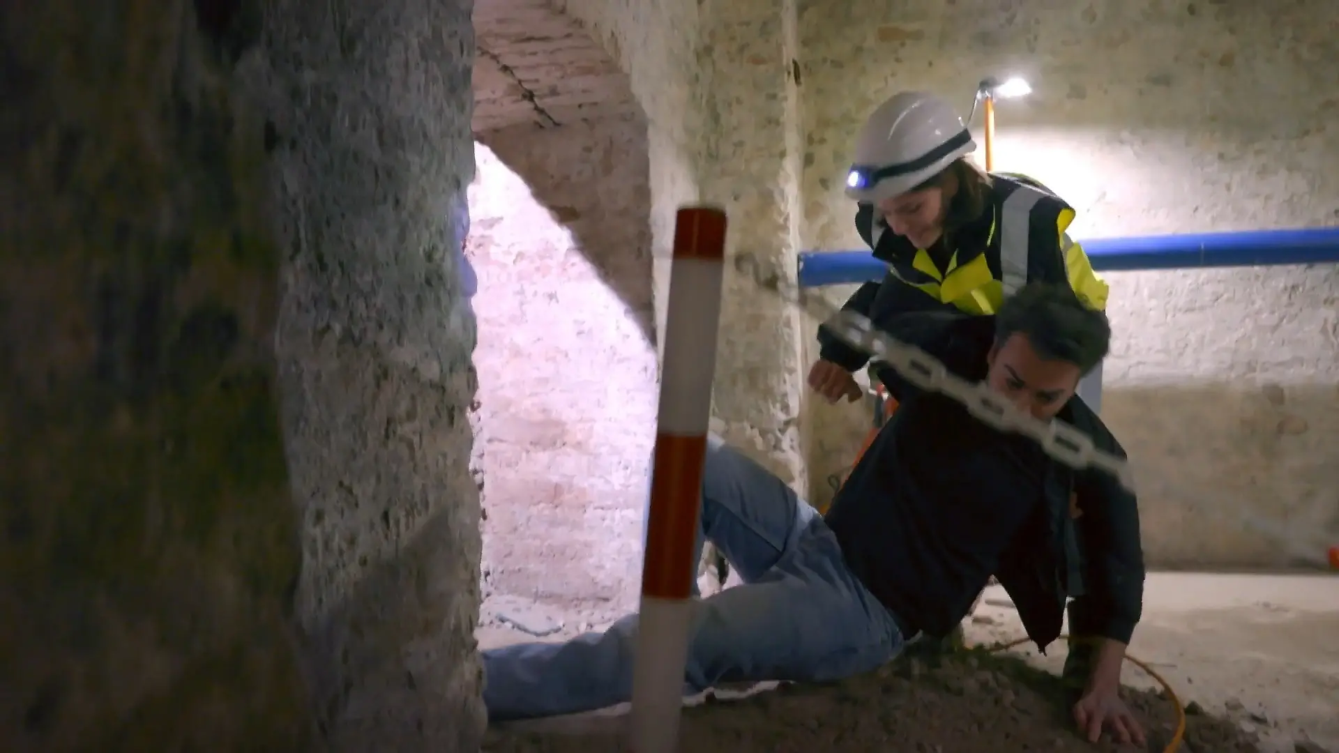 Die erste Begegnung von Baris und Larissa hat es wirklich in sich. Sie rettet ihn auf einer Baustelle.