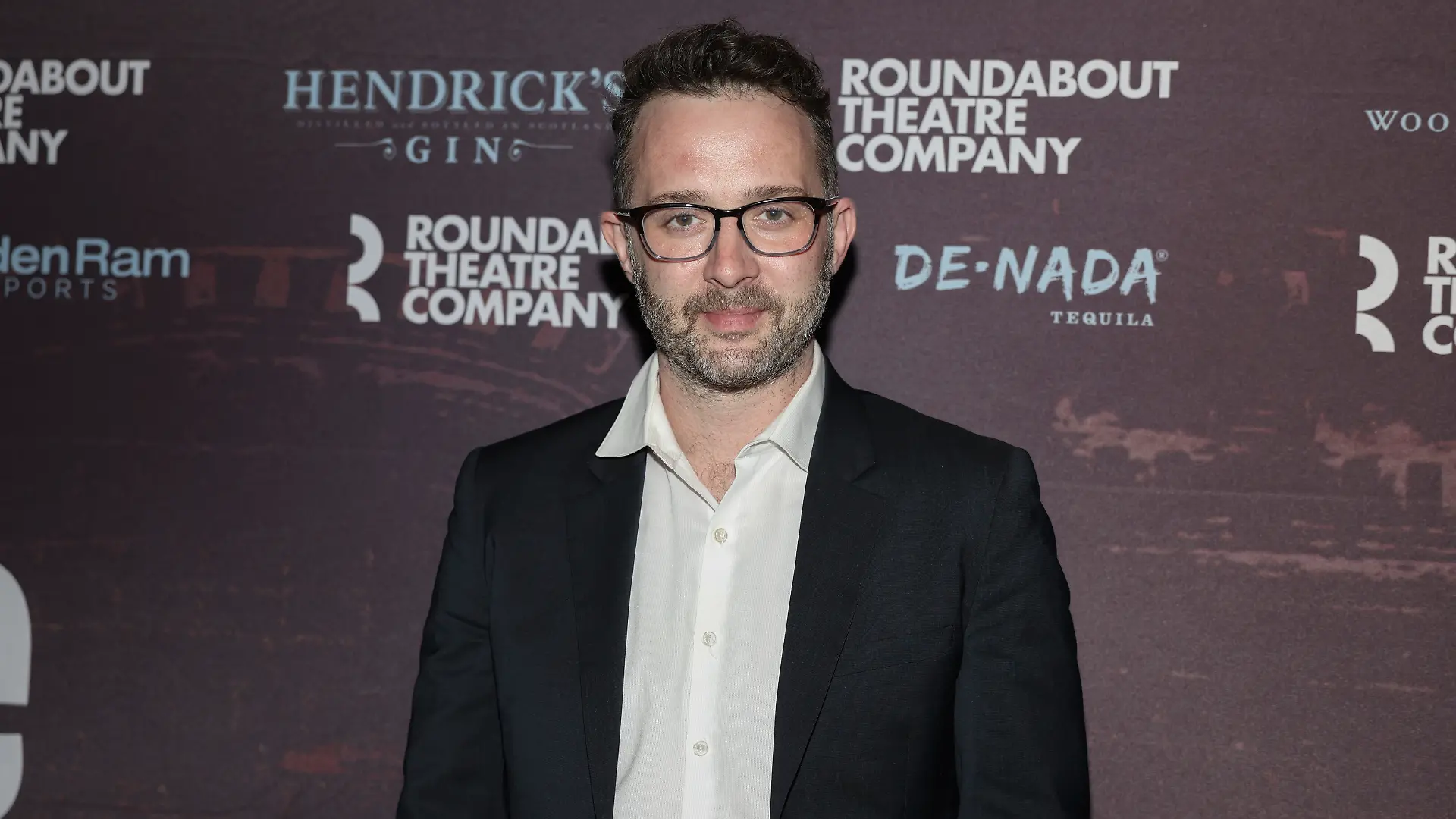 Eddie Kaye Thomas besucht im Februar 2023 eine Theaterpremiere