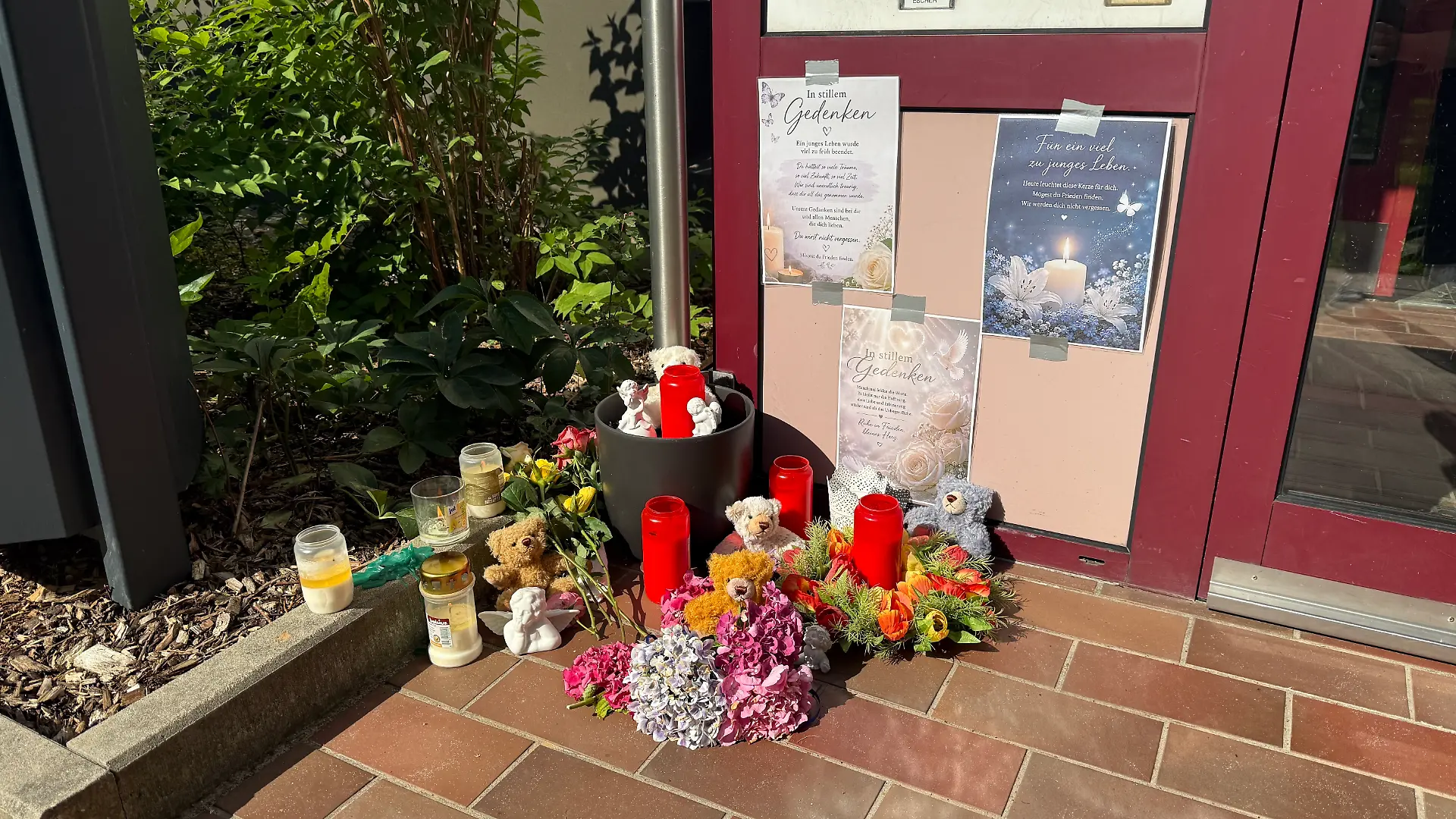 „Du hattest so viele Träume, so viel Zukunft, so viel Zeit. Wir sind unendlich traurig, dass dir all das genommen wurde”, steht auf einem Plakat am Haus der 15-Jährigen.