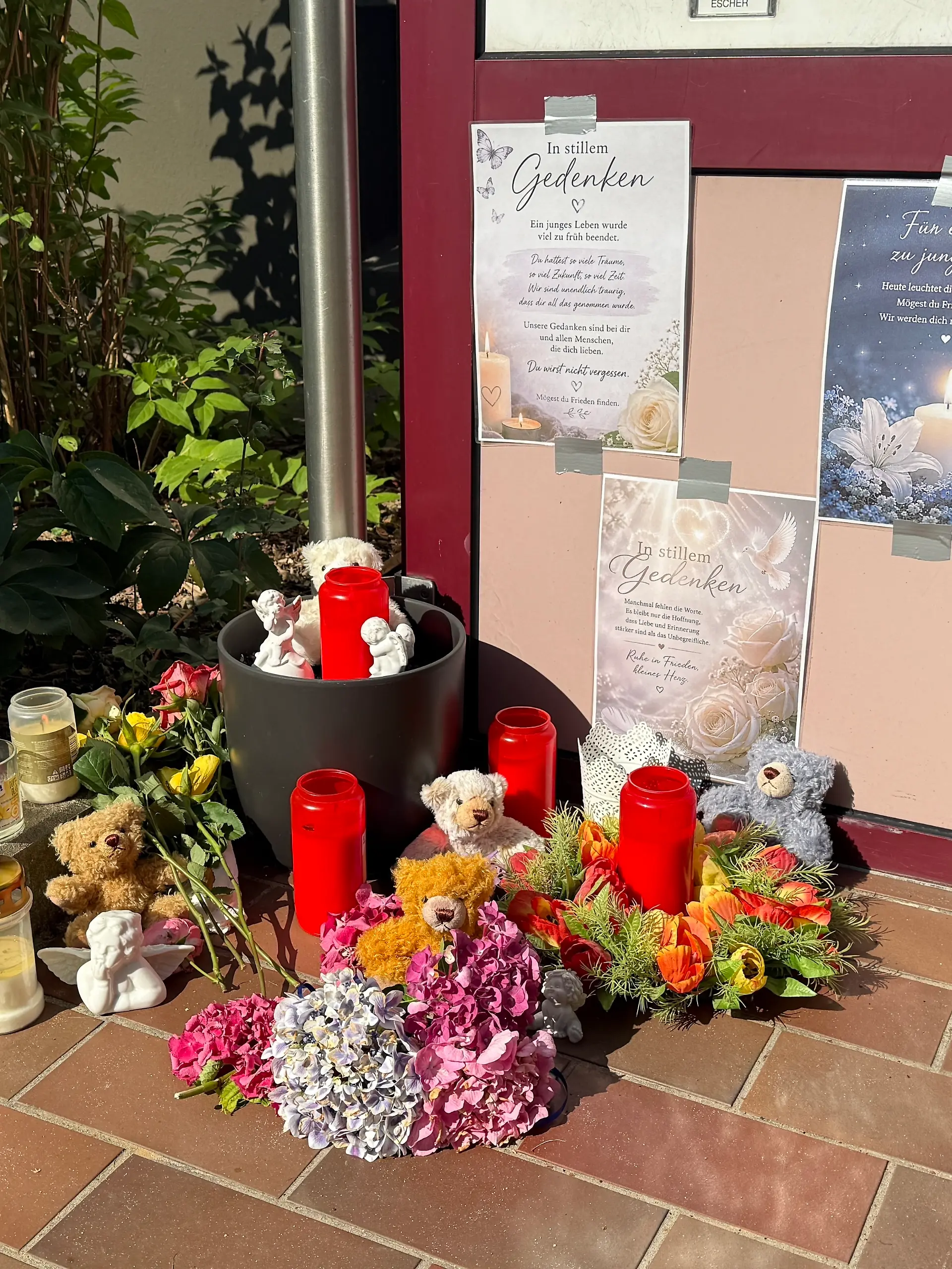 „Du hattest so viele Träume, so viel Zukunft, so viel Zeit. Wir sind unendlich traurig, dass dir all das genommen wurde”, steht auf einem Plakat am Haus der 15-Jährigen.