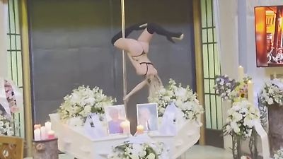 Bild von Sexy Show am Sarg! Ehepaar wünscht sich Erotik-Tänzerin – auf eigener Beerdigung
