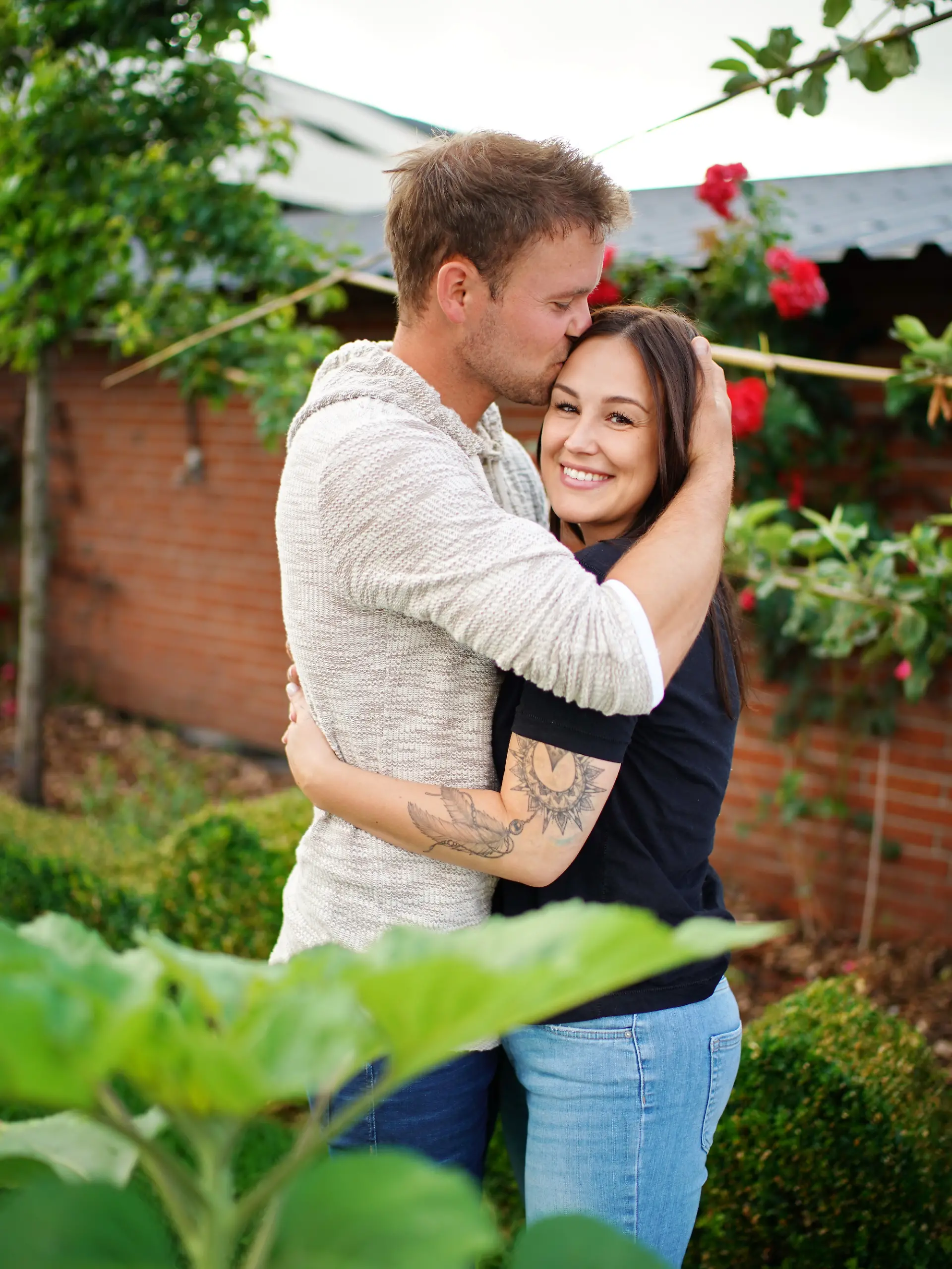 Milchbauer André (33) aus Nordrhein-Westfalen und Julia (29, technische Projektmanagerin aus Schleswig-Holstein) während ihrer gemeinsamen Hofwoche