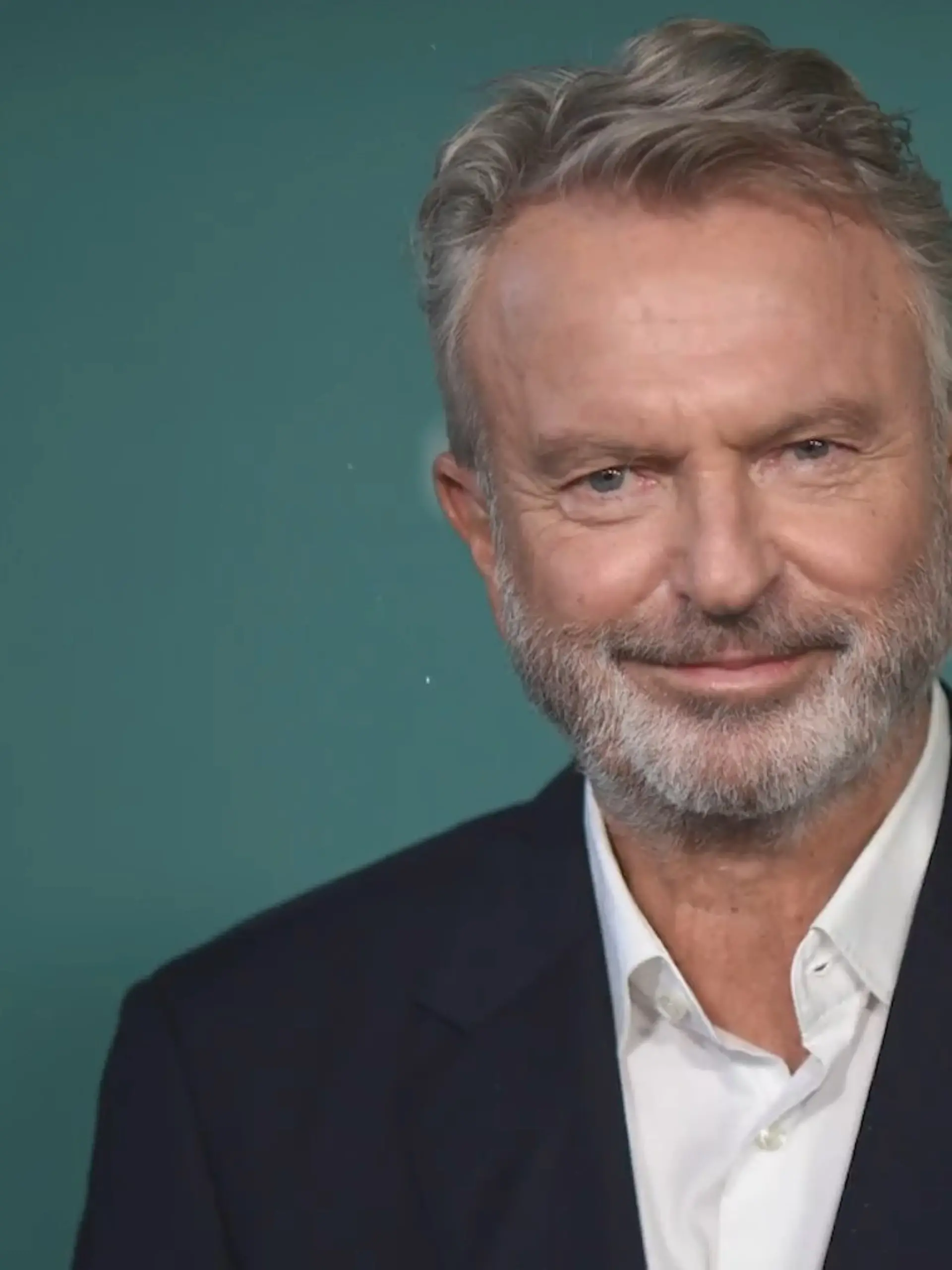 Bild zu: "Filmwelt trauert um Sam Neill – „Jurassic Park"-Legende stirbt mit 78 Jahren"
