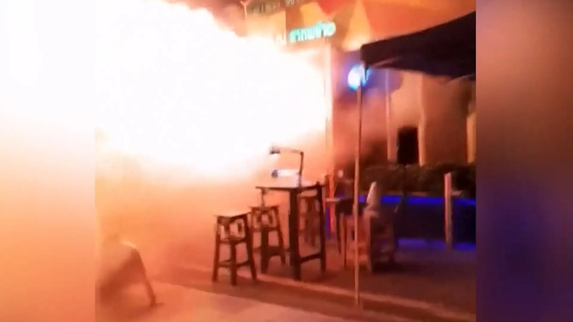 Tödlich Feuerfalle in Bangkok! Flammen versperren Gästen den Fluchtweg Flammen, Panik, kein Entkommen