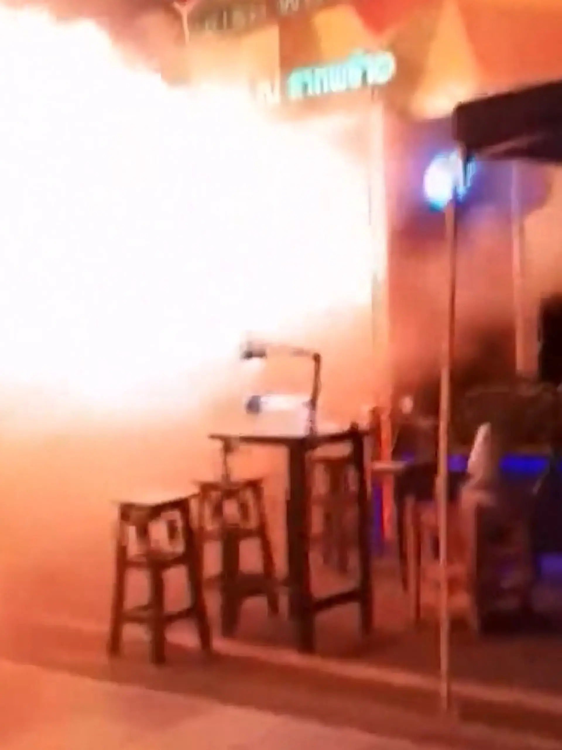 Bild zu: "Tödlich Feuerfalle in Bangkok! Flammen versperren Gästen den Fluchtweg"
