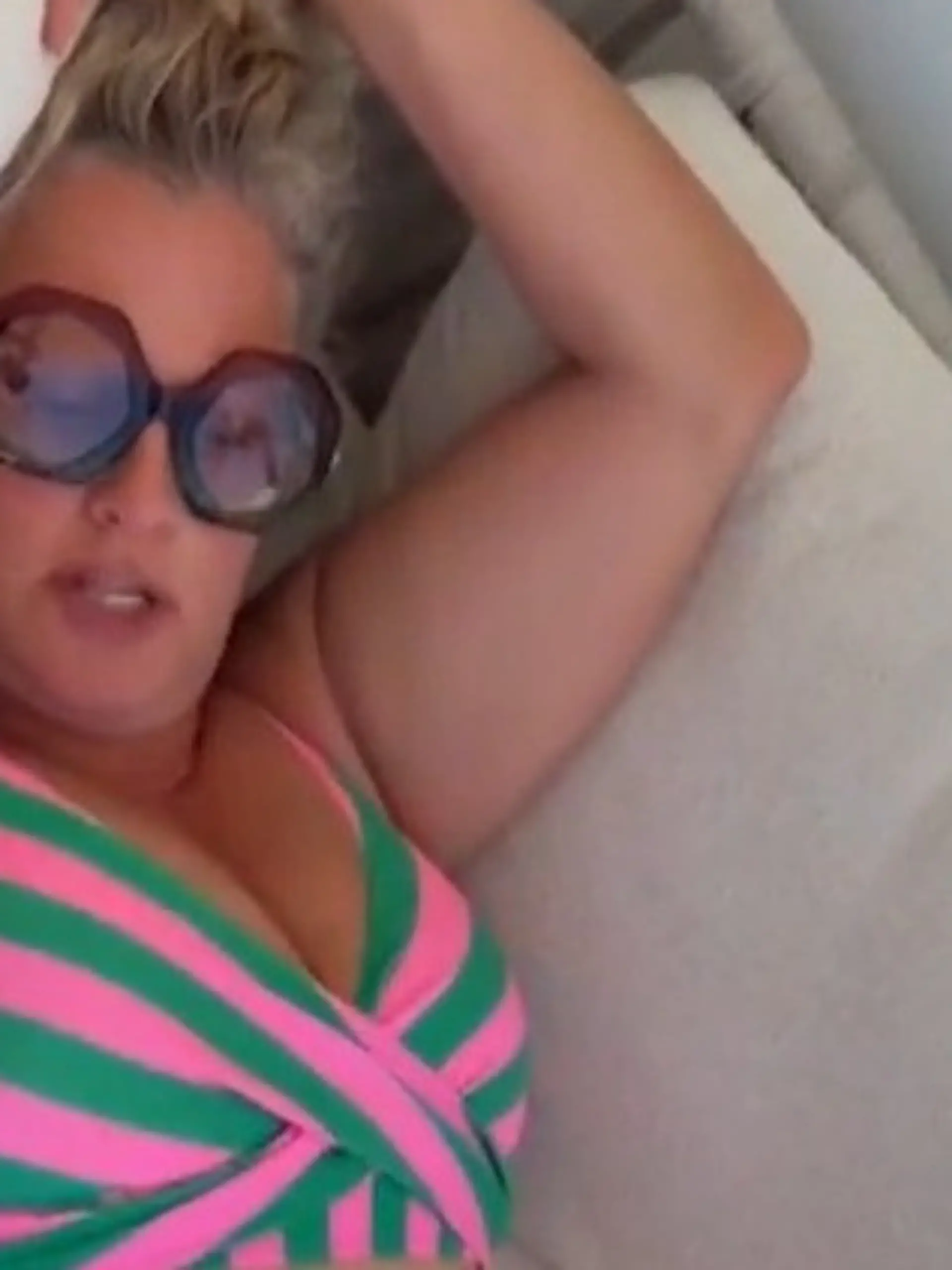 Bild zu: "Sexy Content! Barbara Schöneberger erreicht mit DIESEN Bikini-Videos die Millionenmarke"